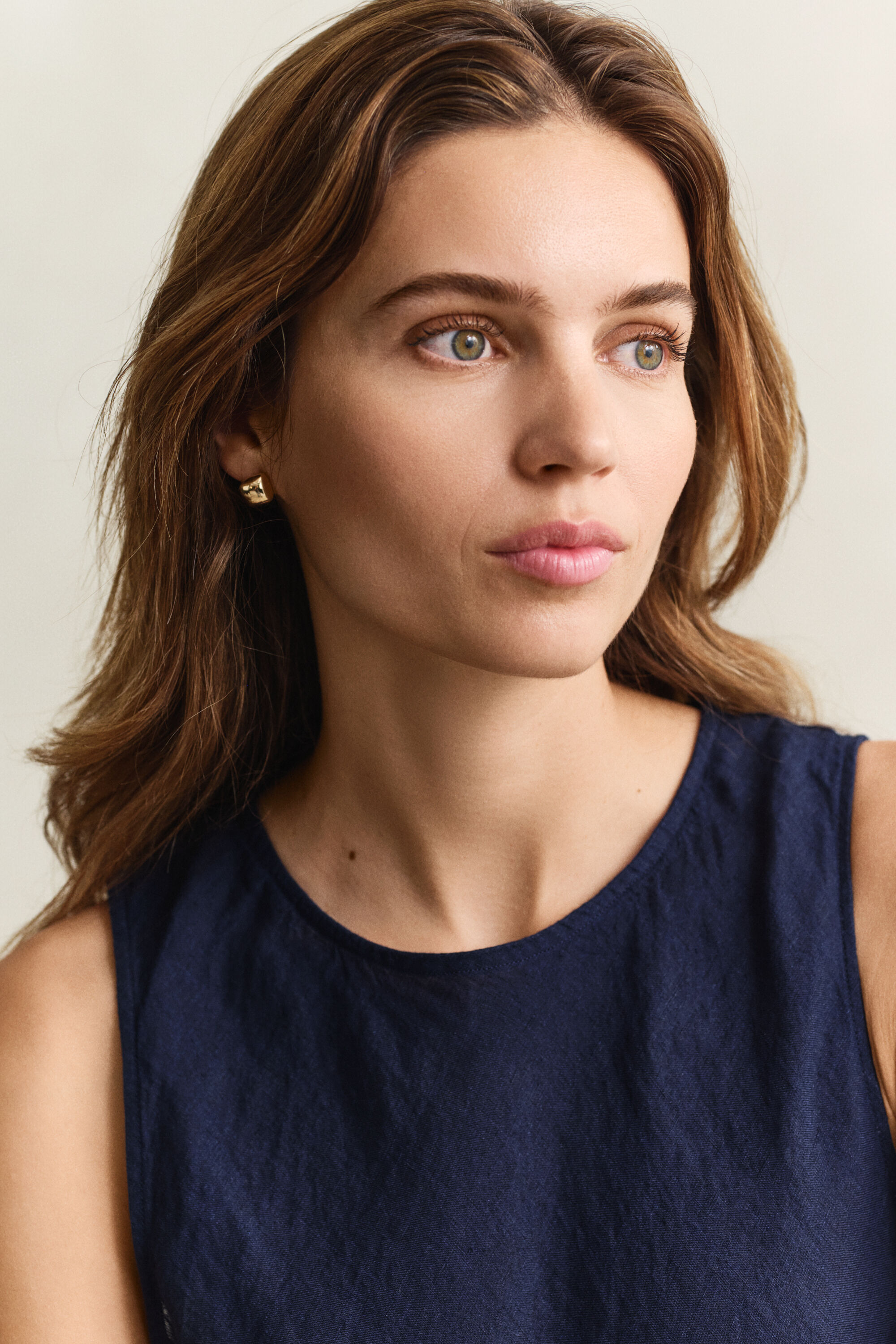 Abito midi in lino con taglio obliquo