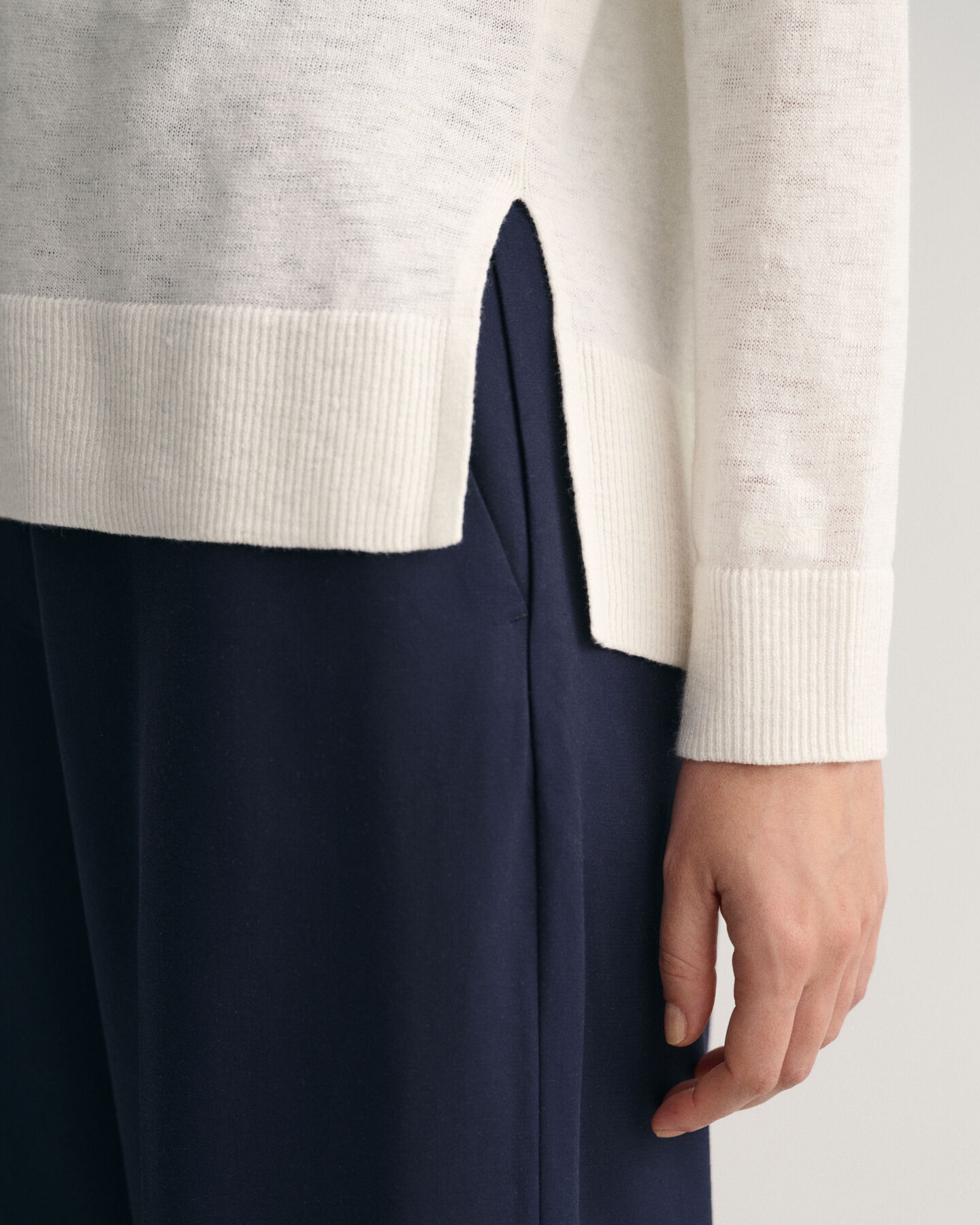 Maglia con scollo a V in misto lino