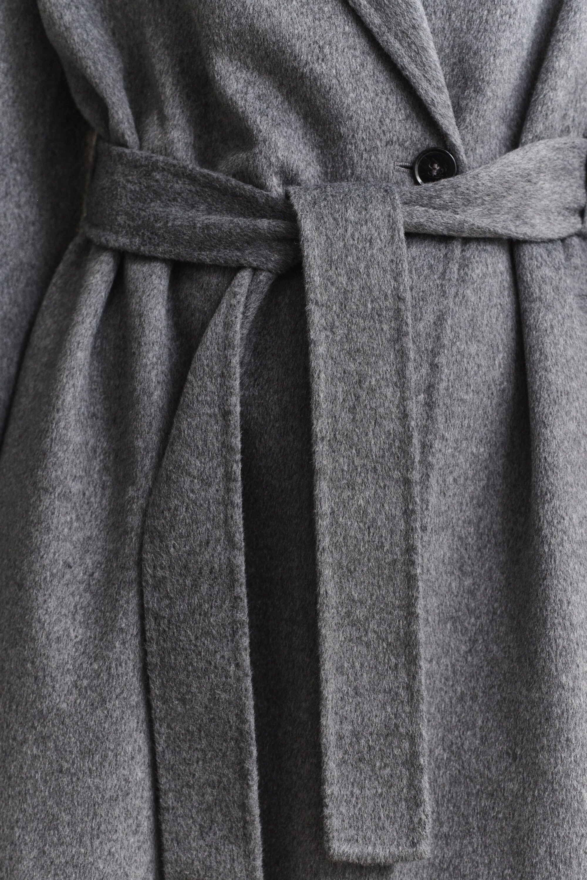 Cappotto con cintura e cuciture a mano