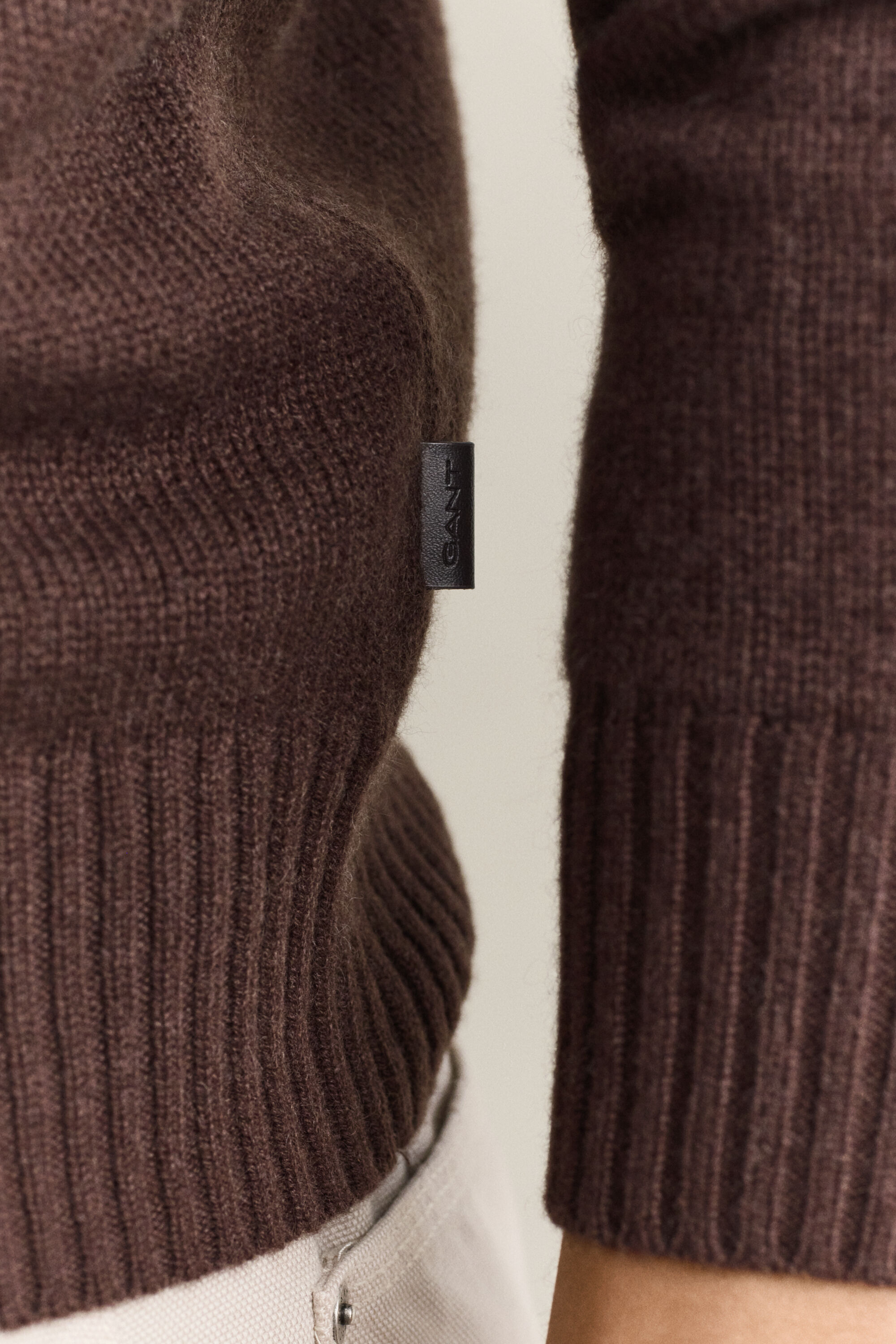 Maglia in cashmere a righe con scollo a V
