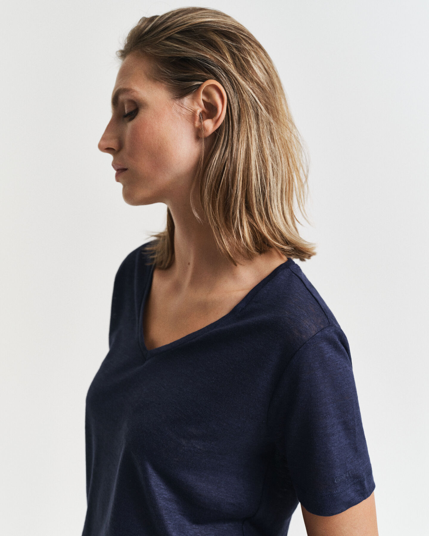 T-shirt in lino con scollo a V