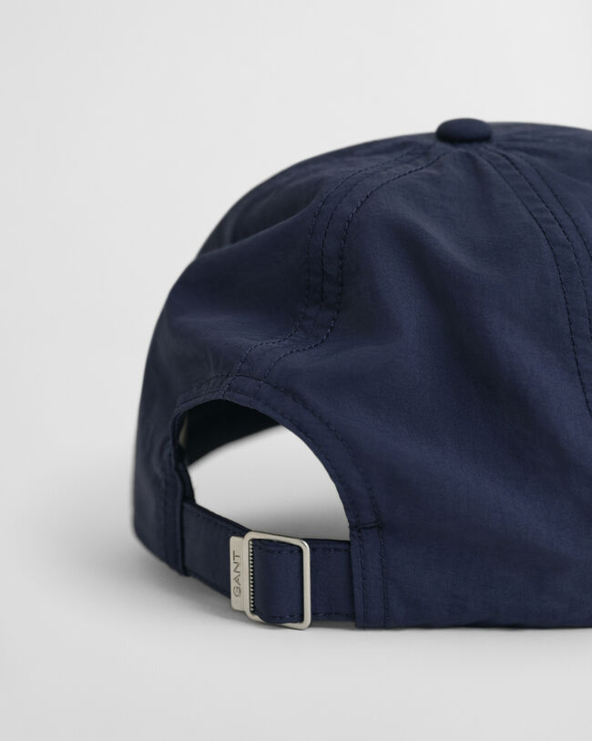 Cappellino effetto stropicciato con grafica piccola