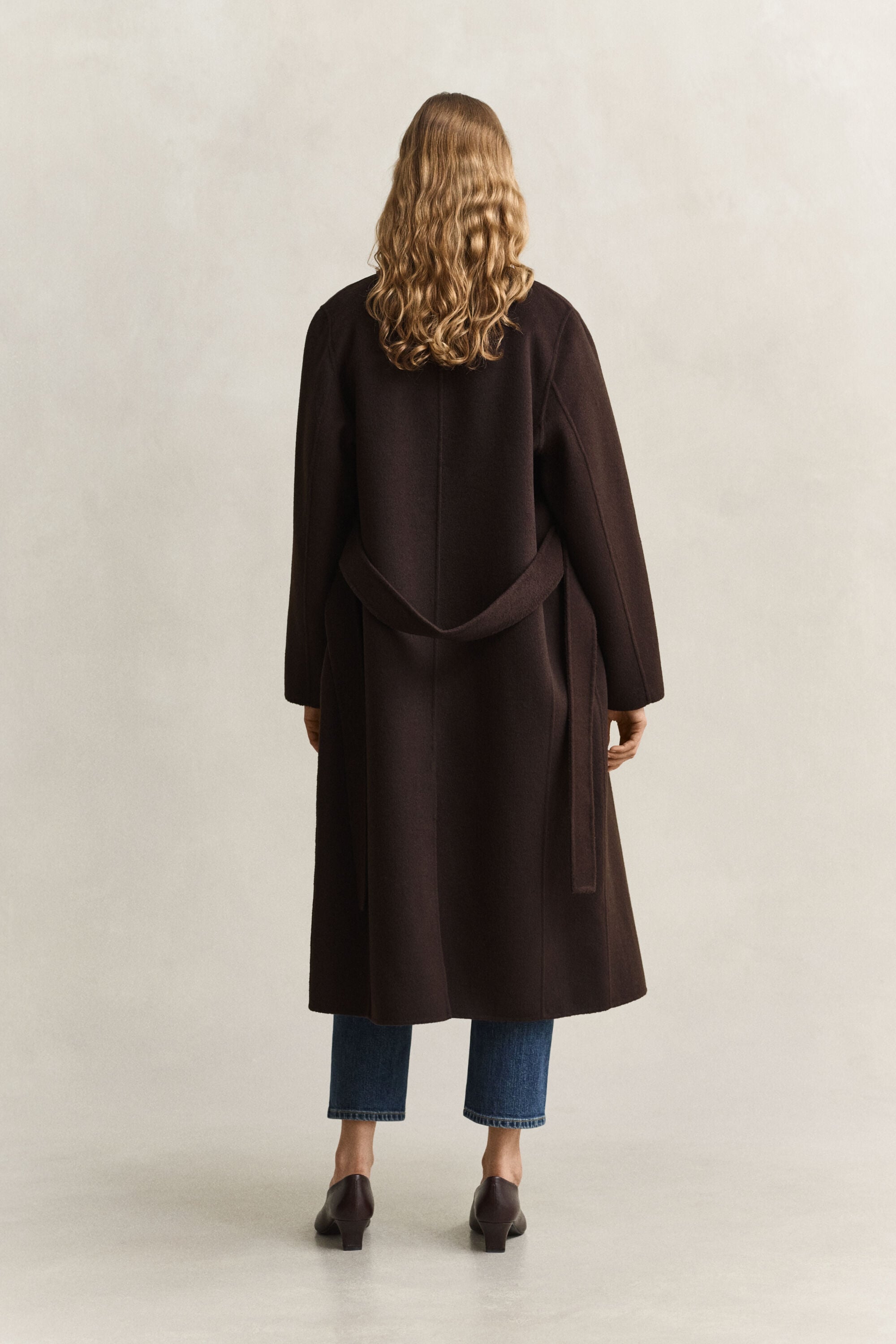 Cappotto con cintura e cuciture a mano