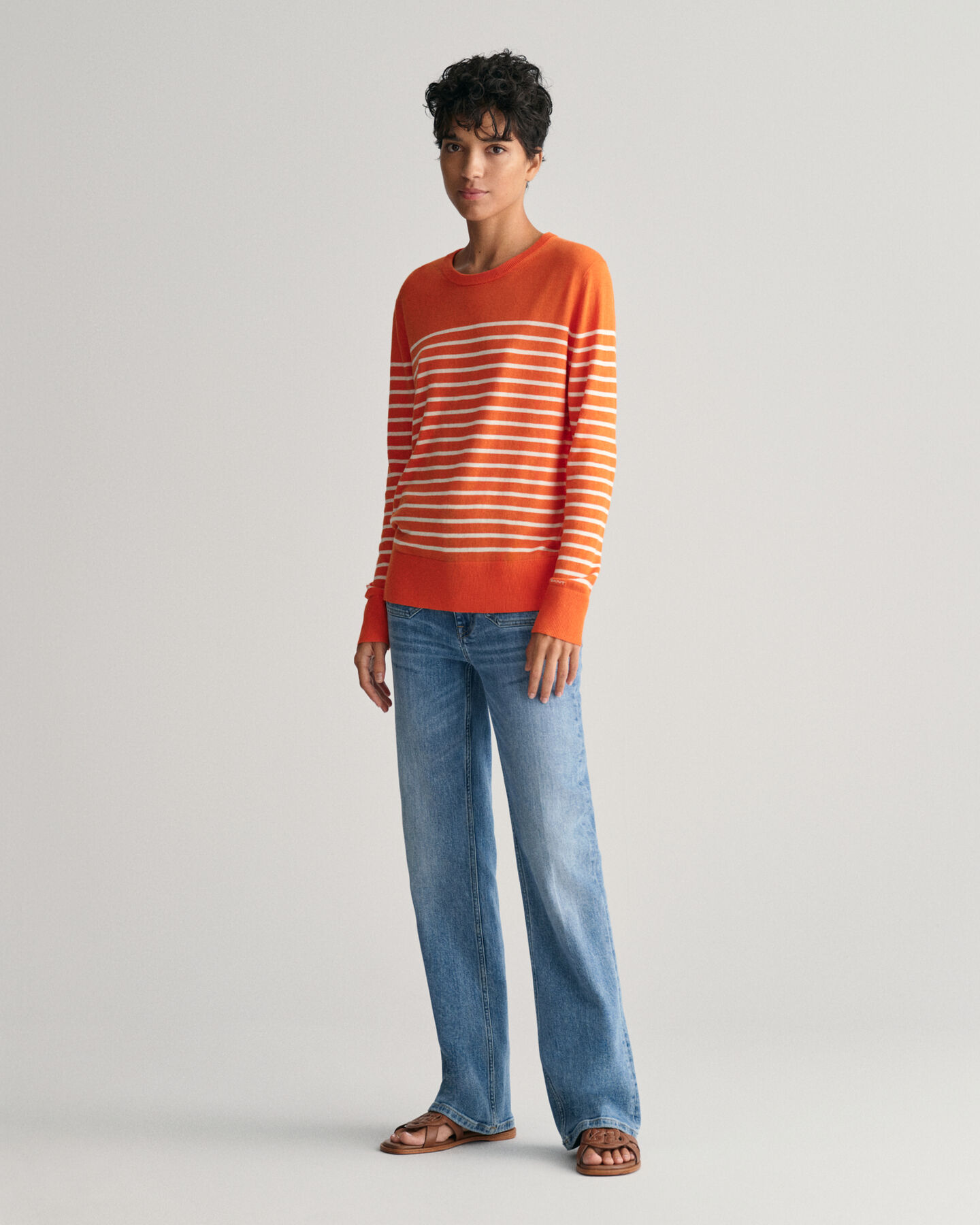 Maglia girocollo a righe in maglia fine