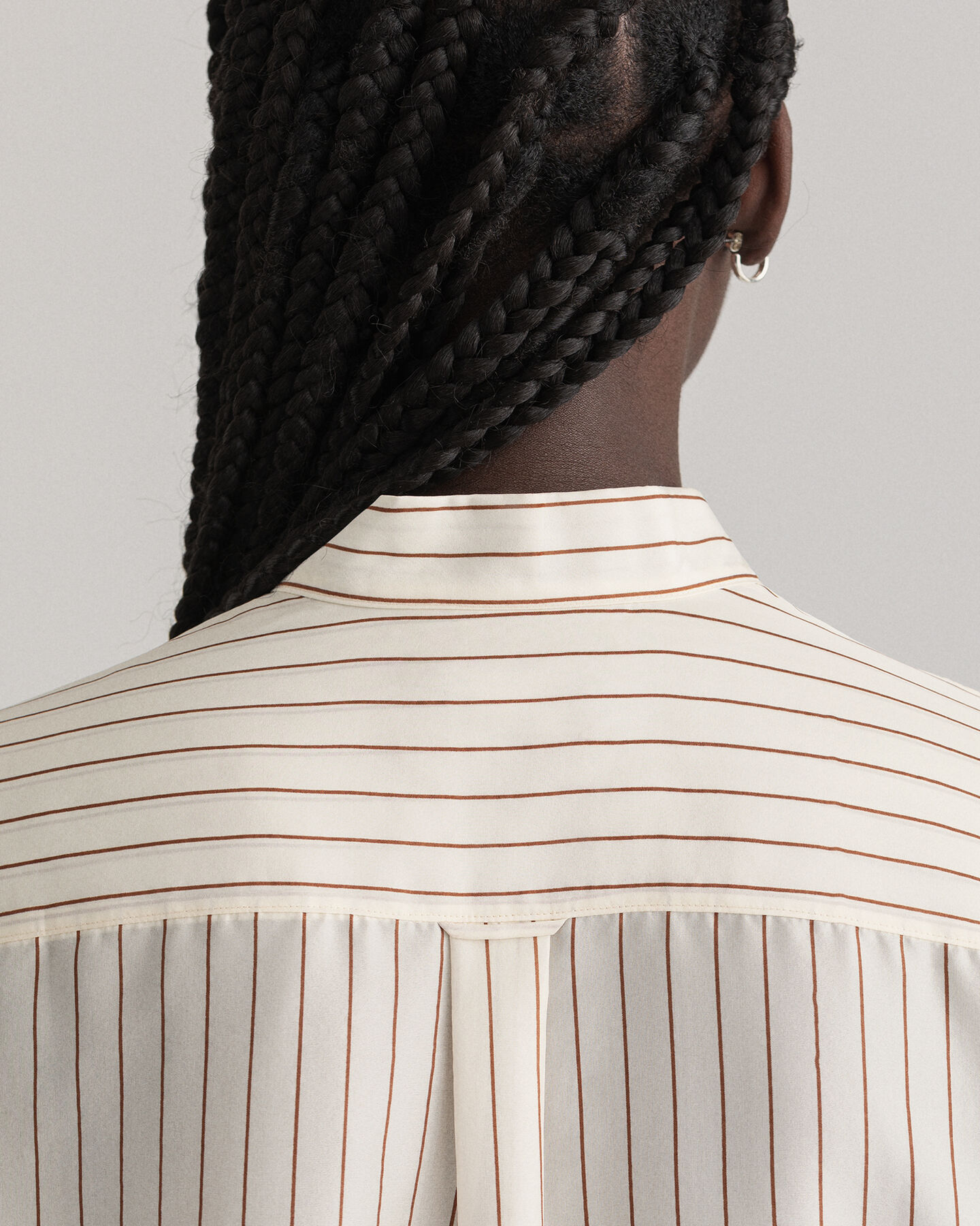 Camicia di seta gessata con fiocco