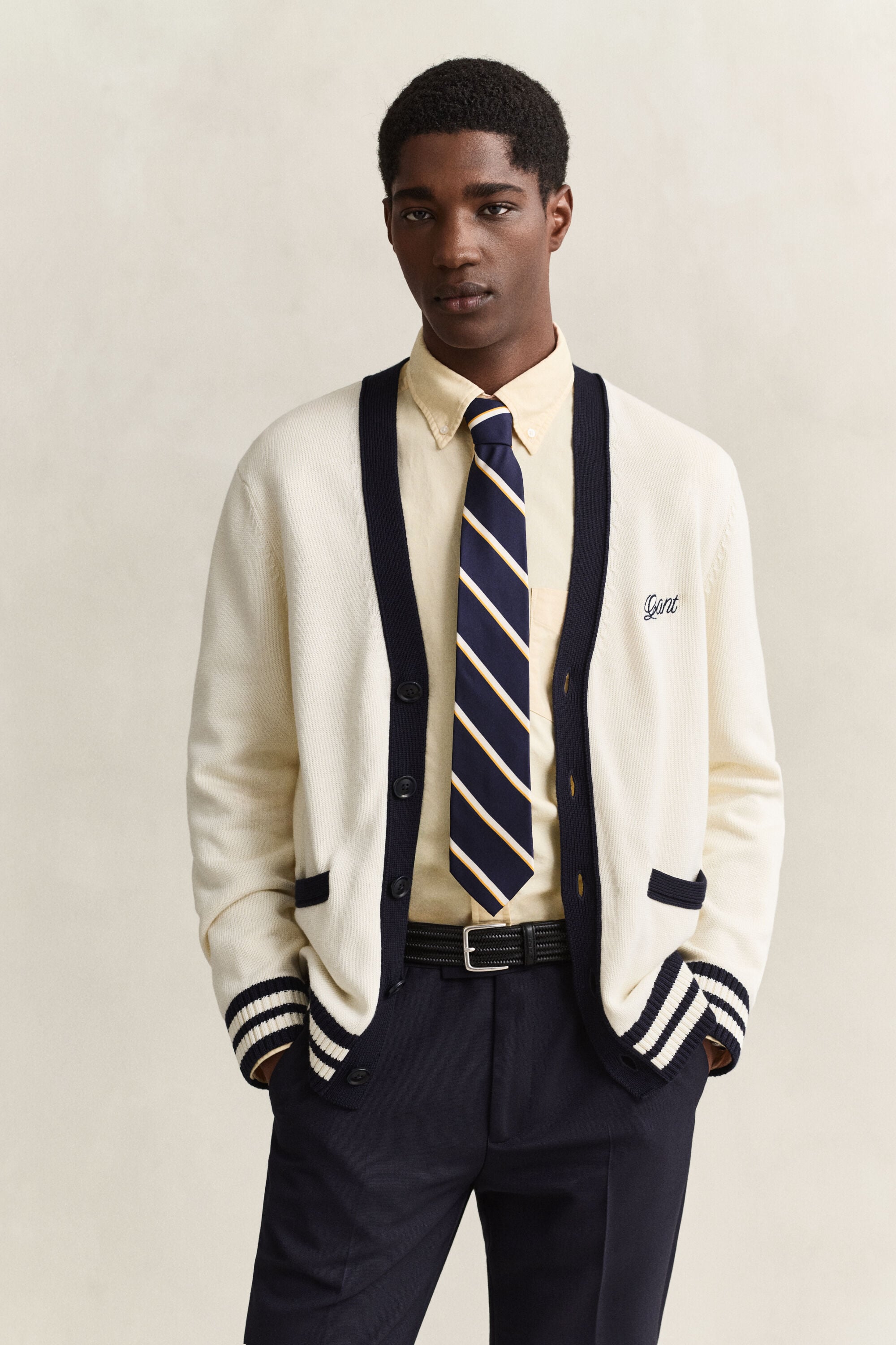Cardigan con scollo a V e abbottonatura