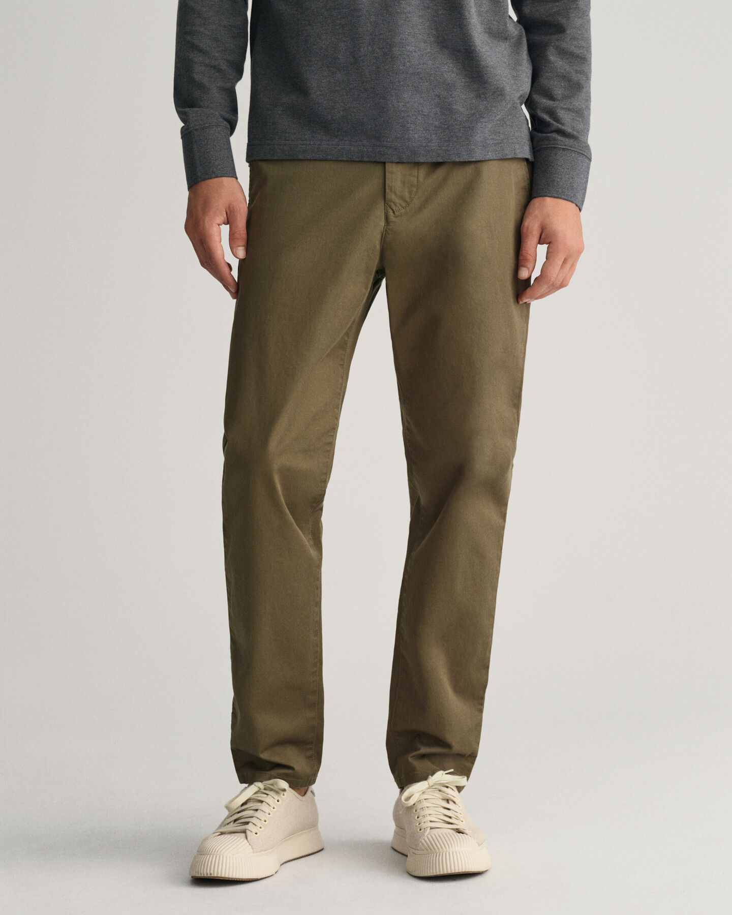 Pantaloni chino in twill stretti in fondo