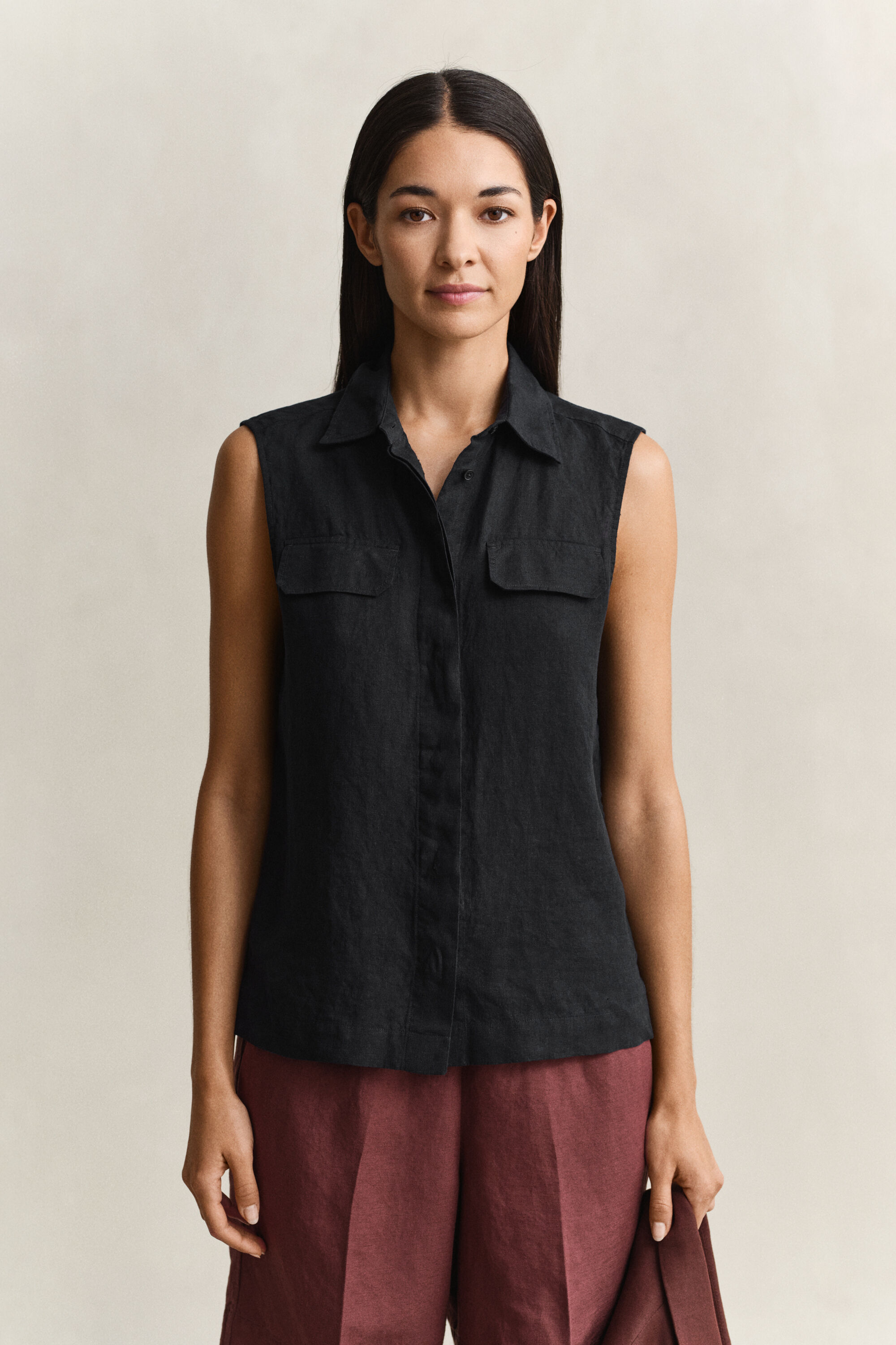 Camicia smanicata in lino