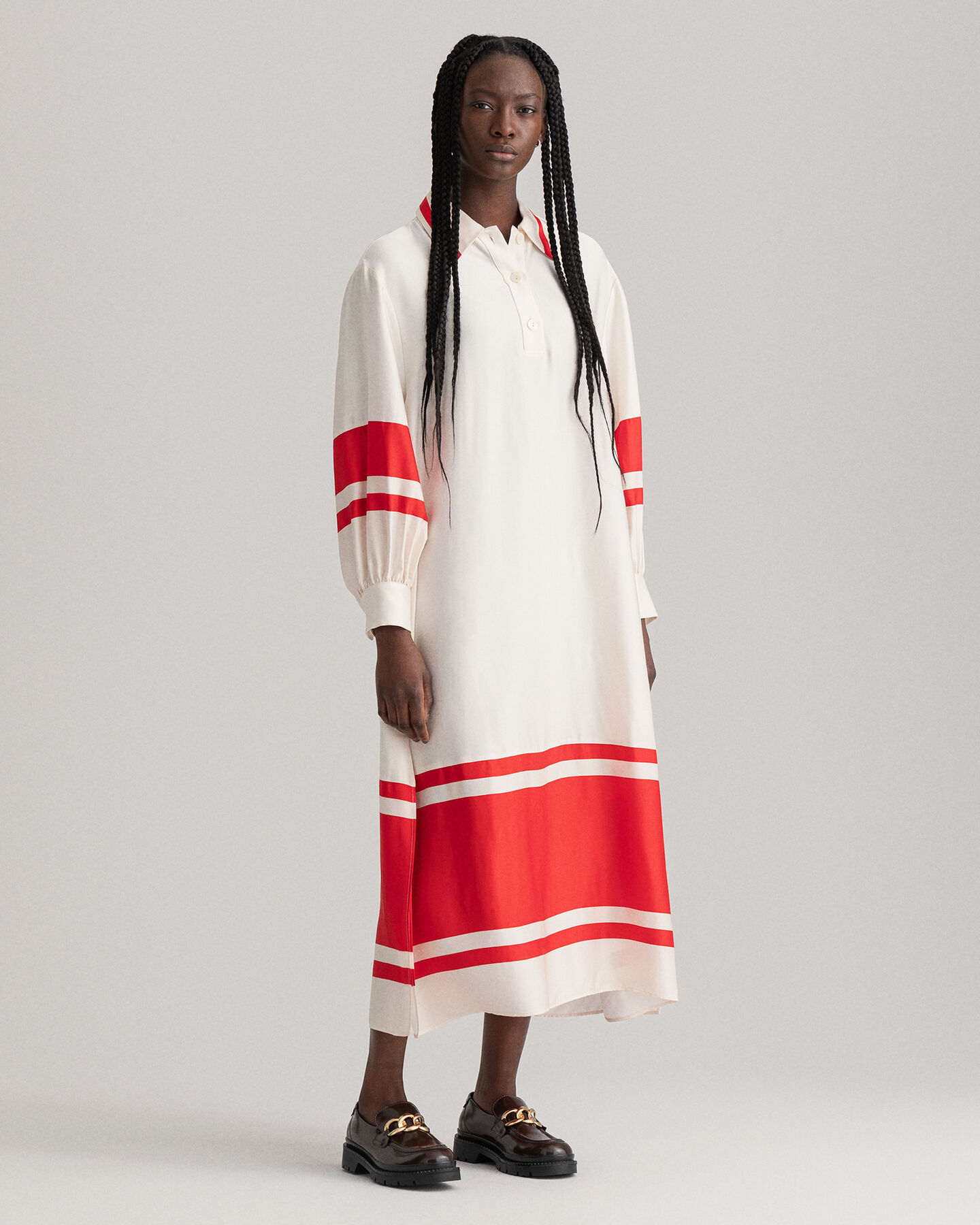 Abito con dettagli a righe