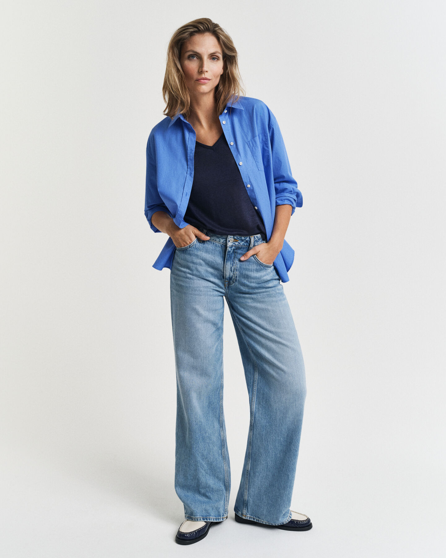 T-shirt in lino con scollo a V