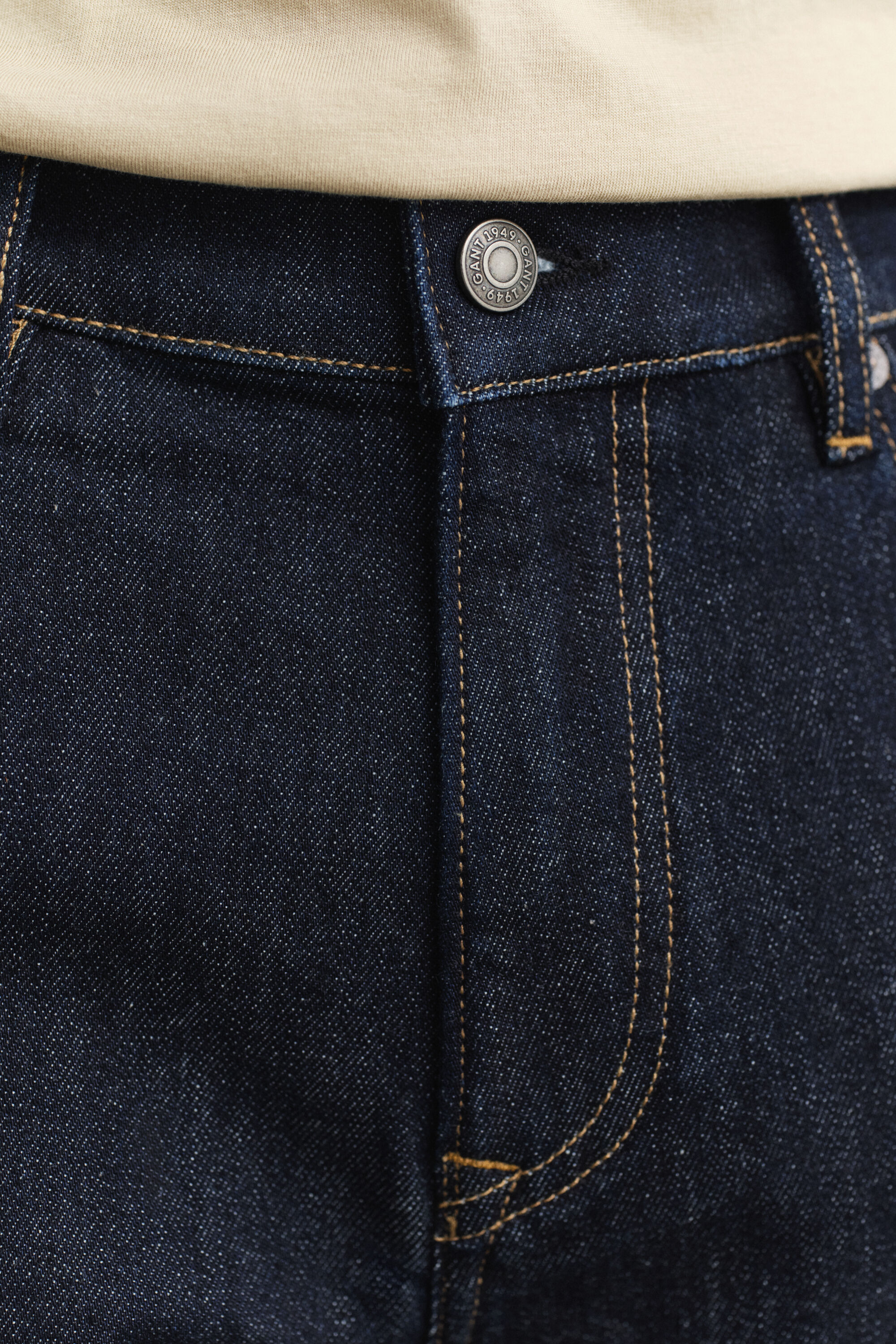 Jeans regular fit con lavaggio uniforme