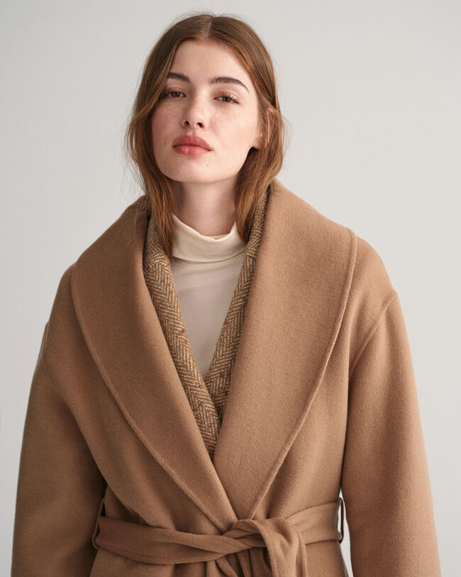 Cappotto con cintura e cuciture a mano