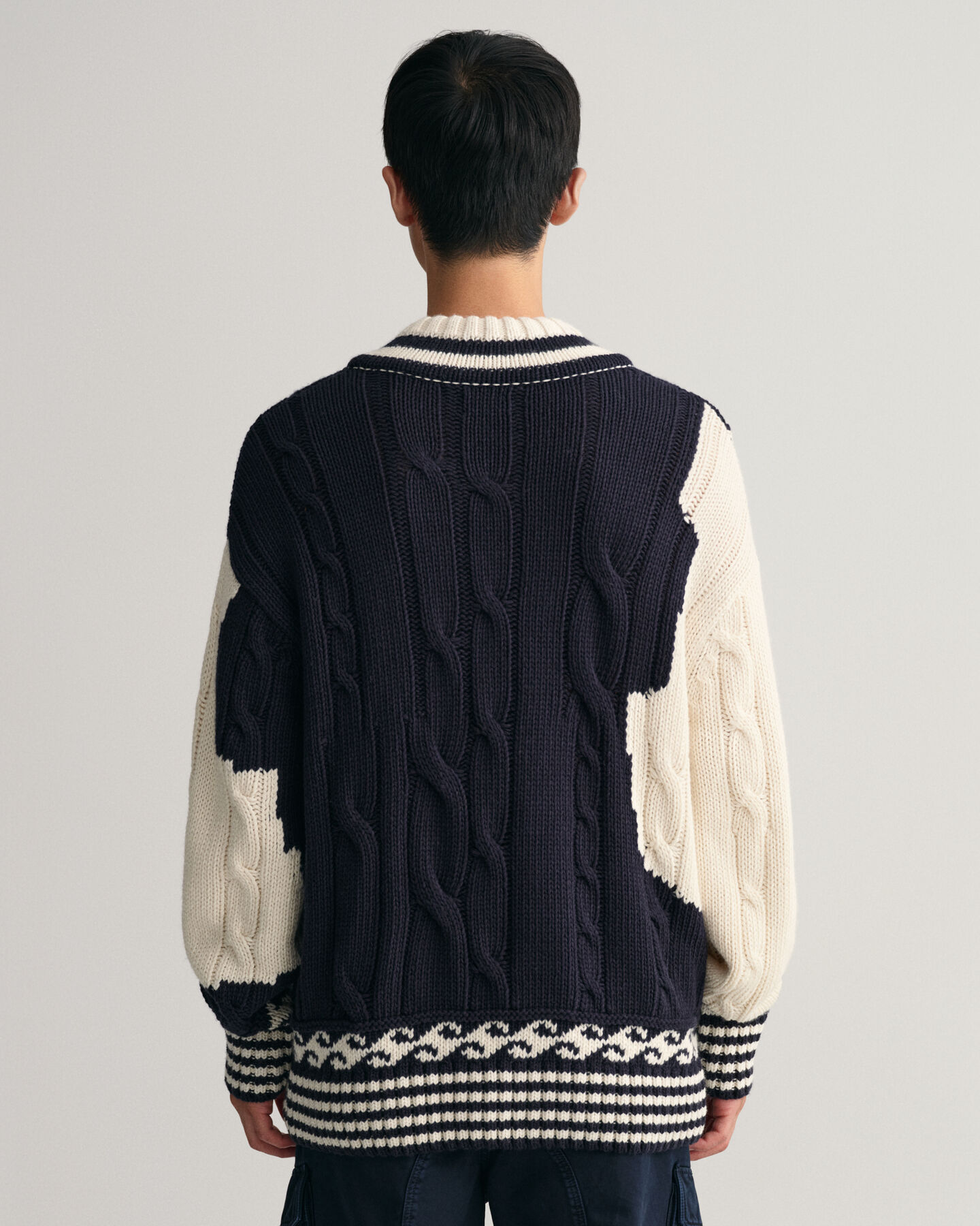 Maglia con scollo a V con lavorazione a intarsi