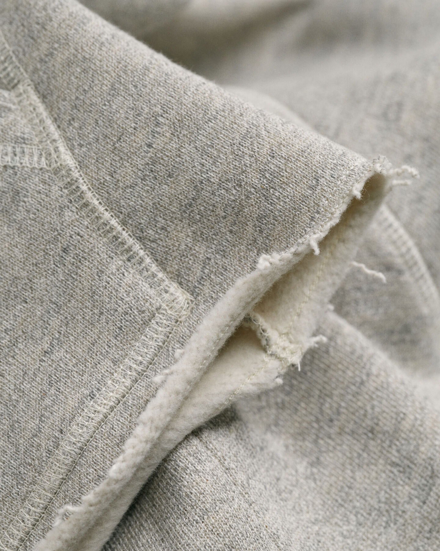 Felpa con cappuccio con taglio