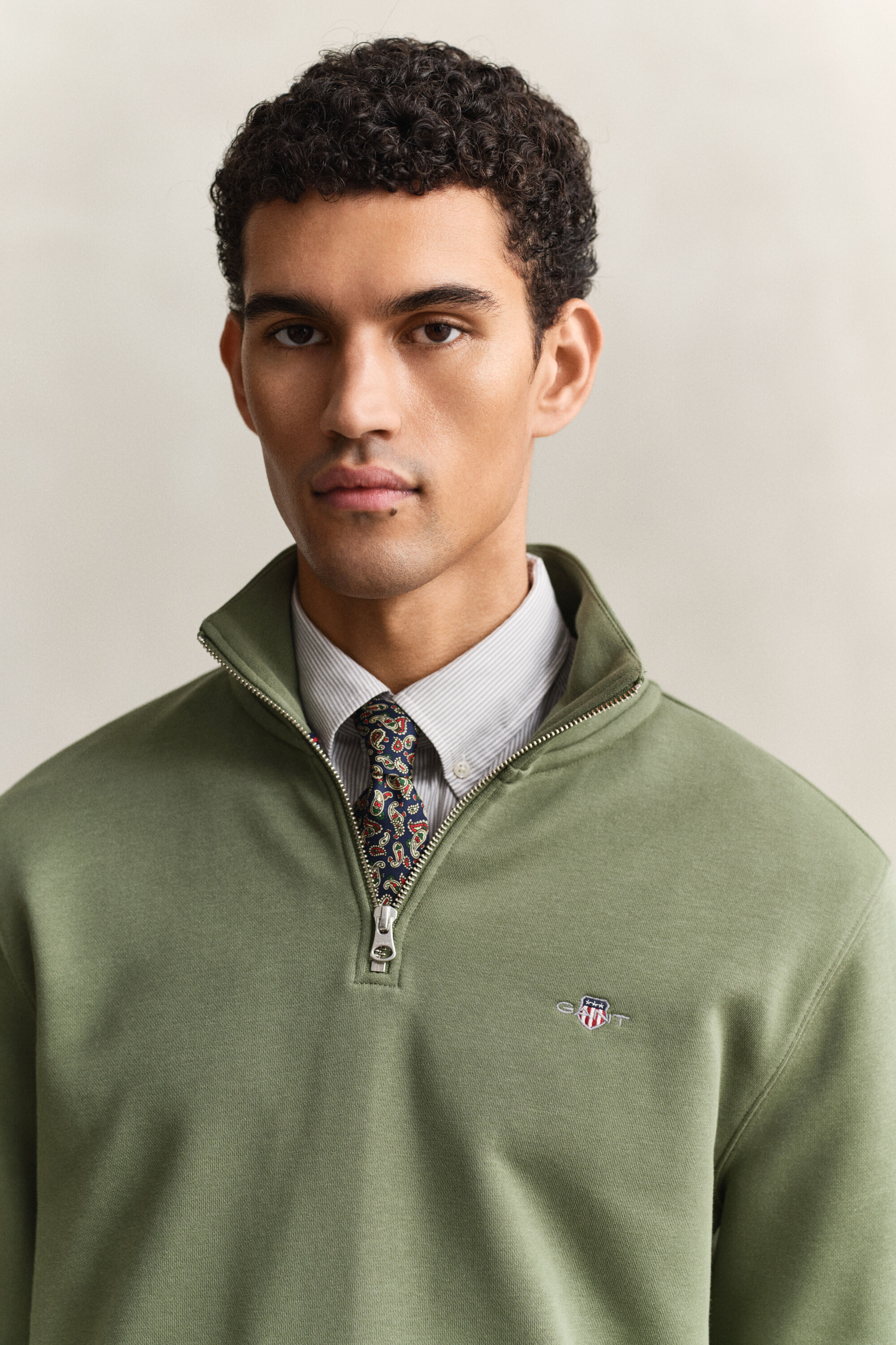 Felpa Shield con zip corta