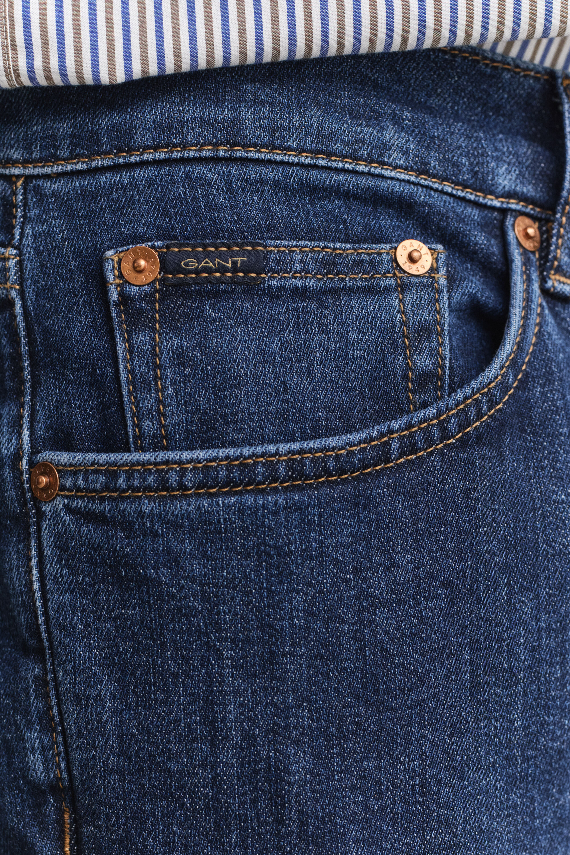 Jeans slim fit con lavaggio uniforme