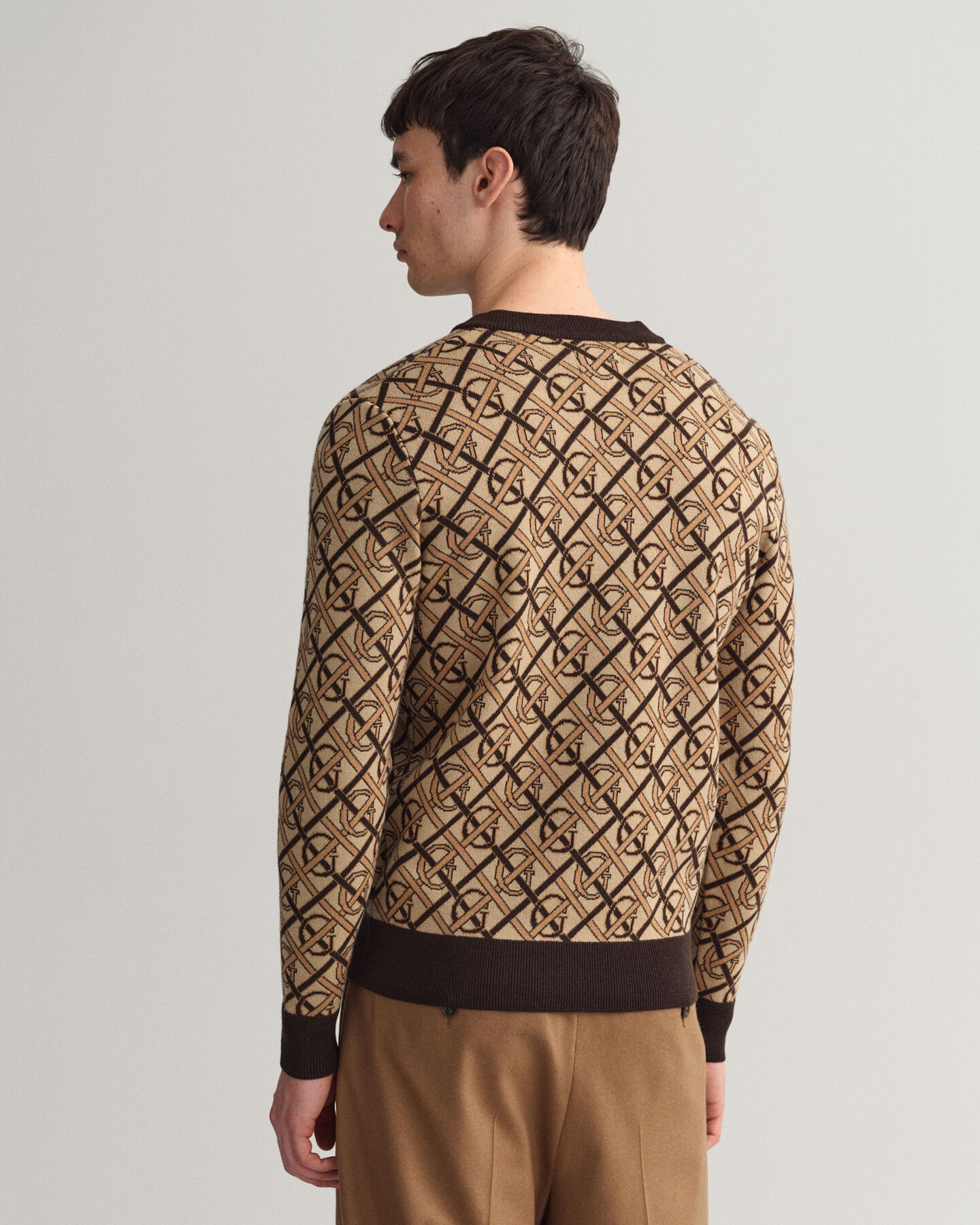 Maglia in lana merino con scollo a V Monogram