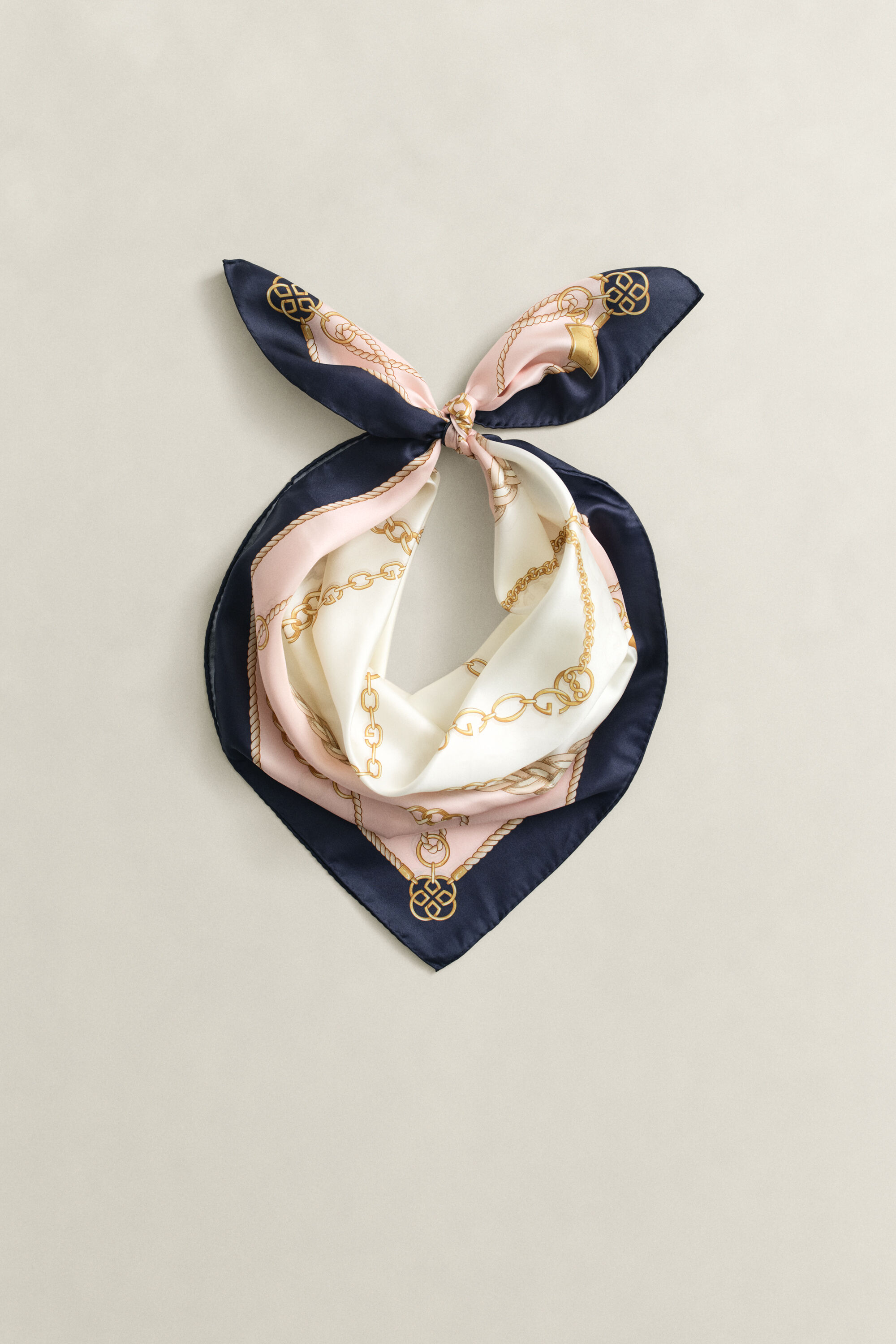 Foulard di seta con motivo a catene