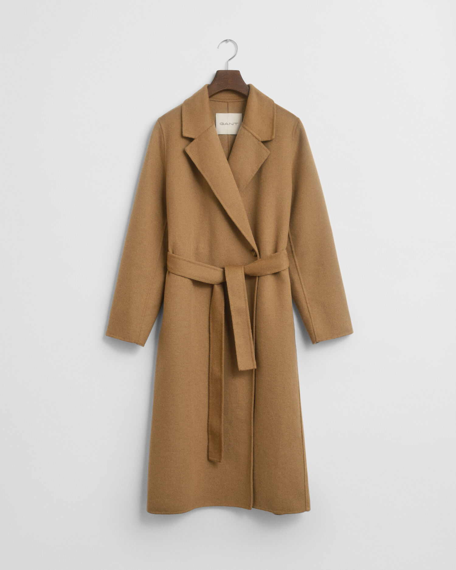 Cappotto con cintura e cuciture a mano