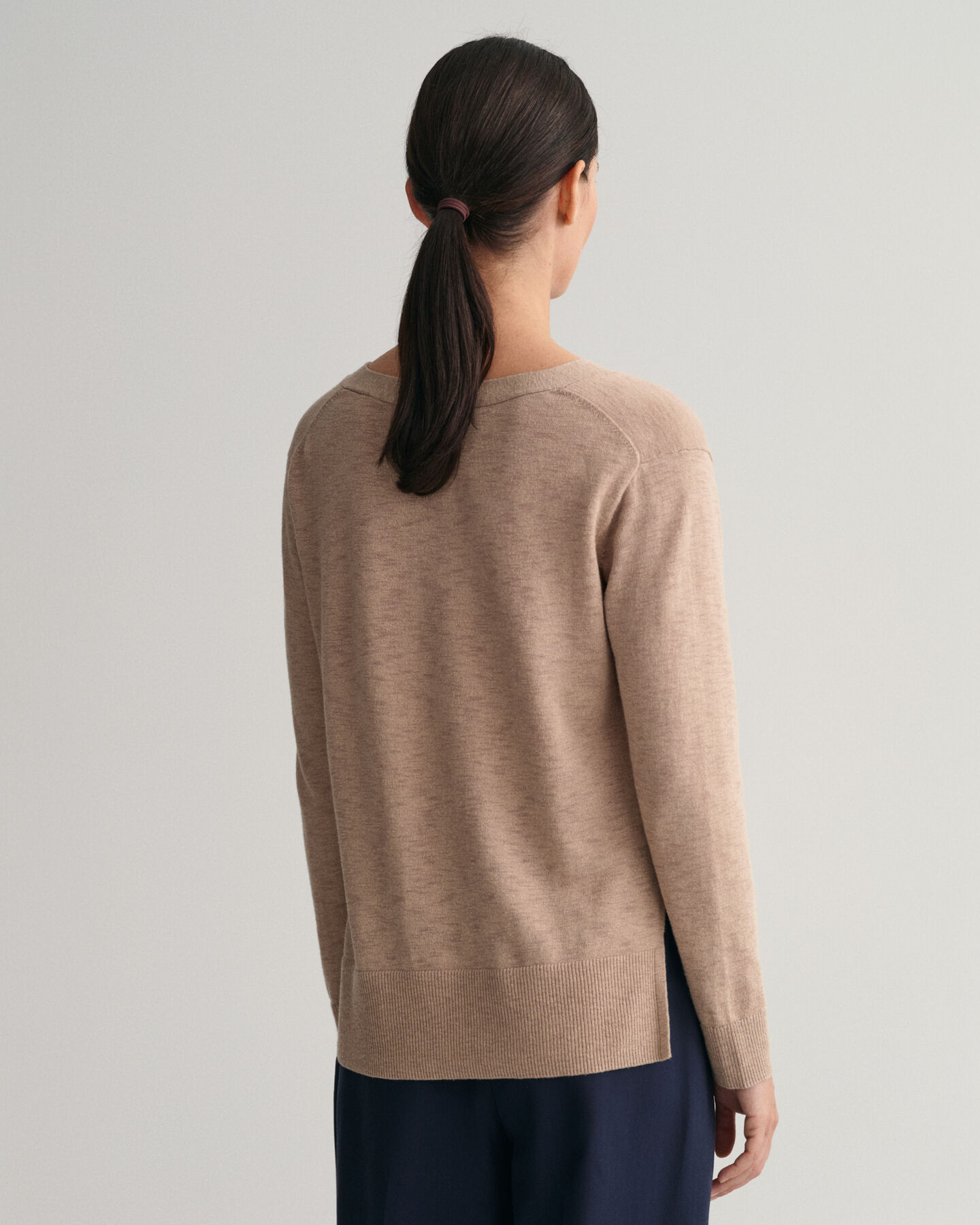 Maglia con scollo a V in misto lino