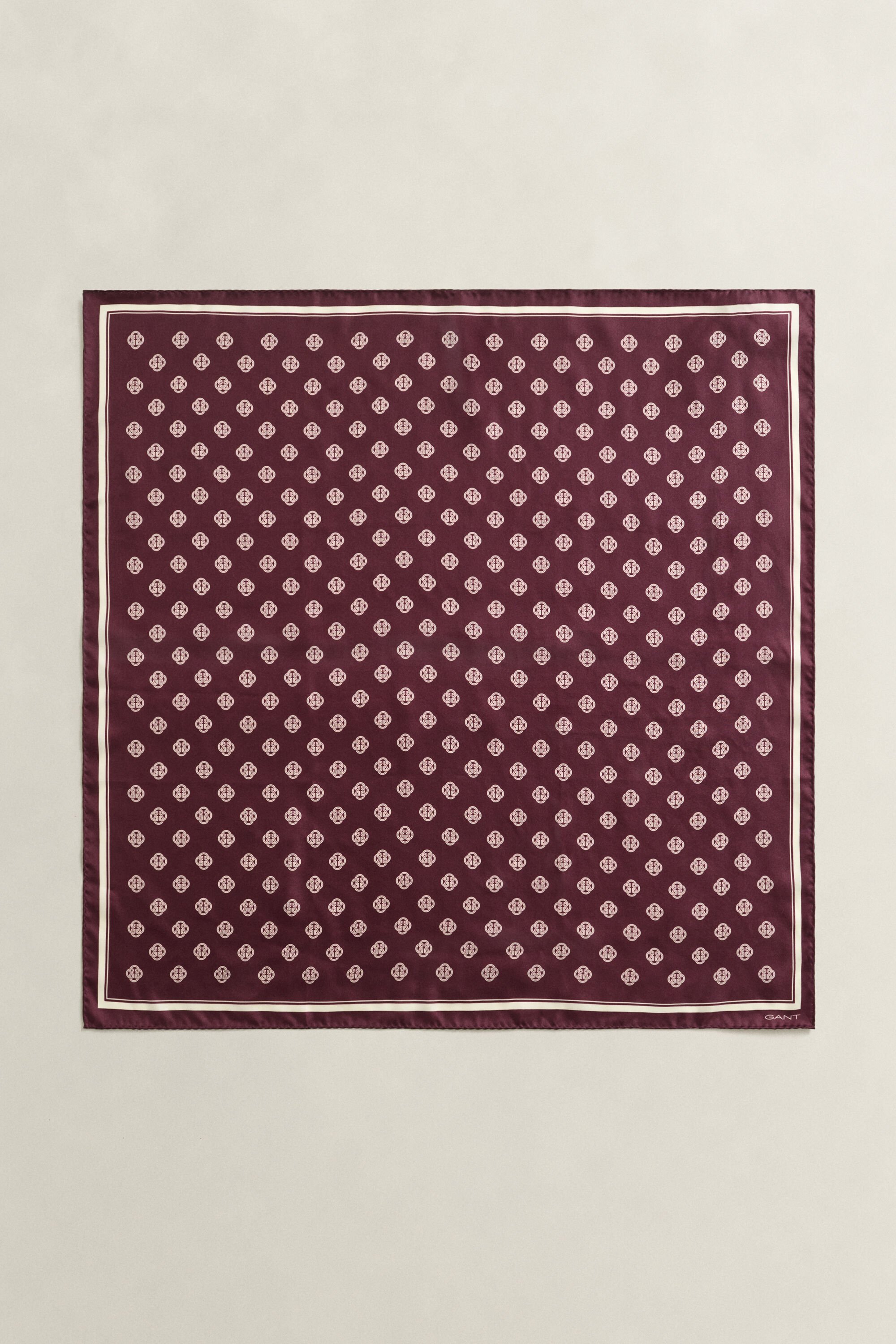 Foulard di seta con monogramma