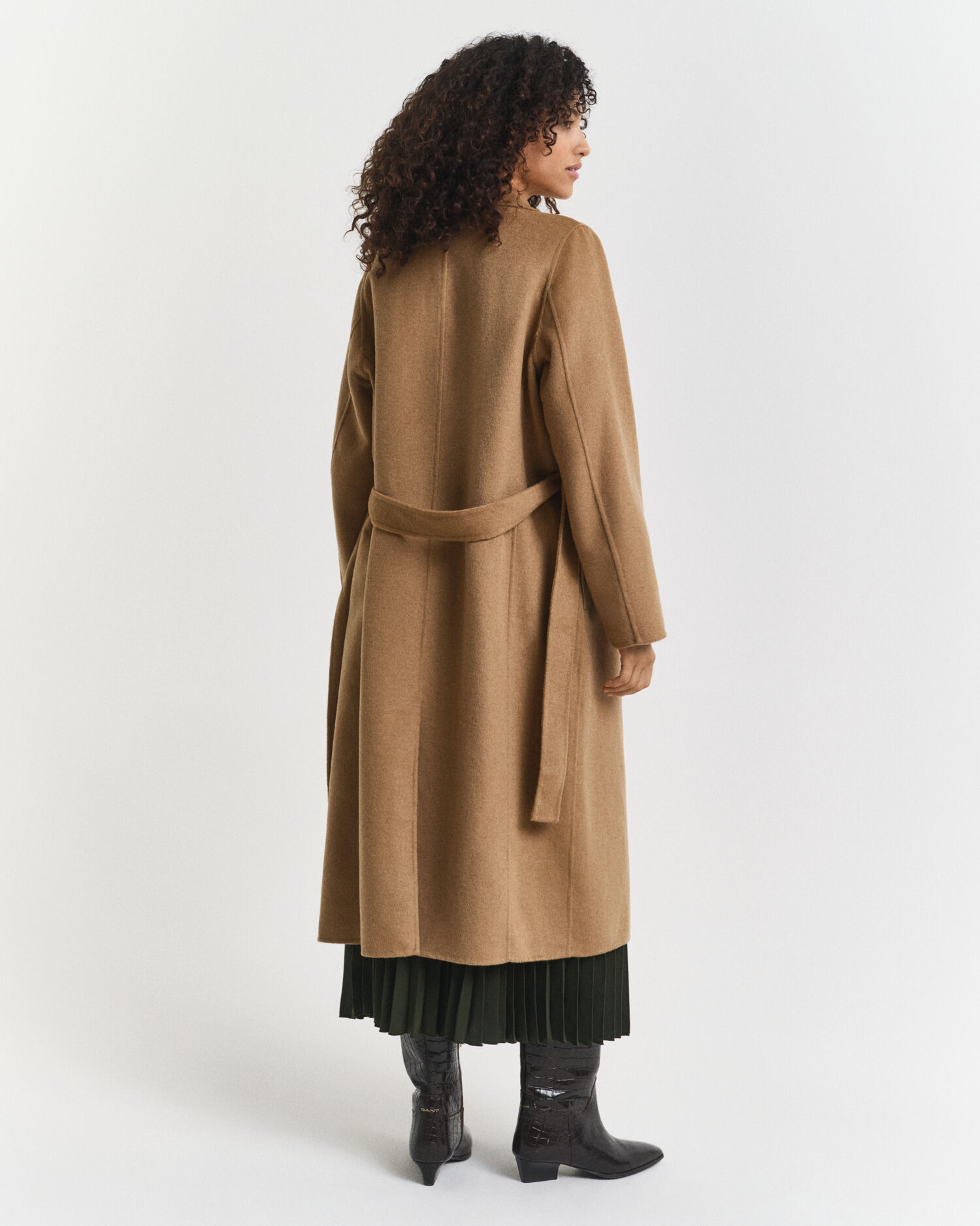 Cappotto con cintura e cuciture a mano