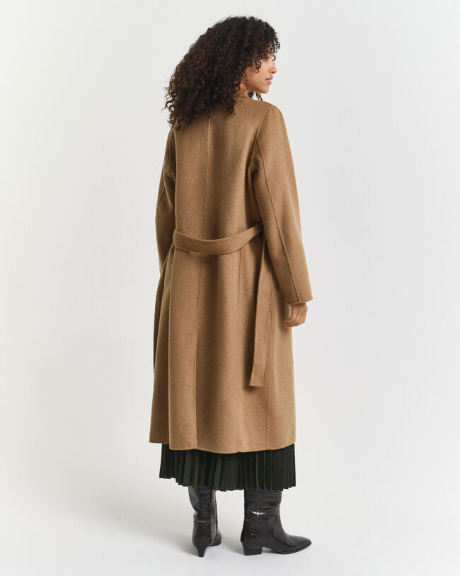 Cappotto con cintura e cuciture a mano