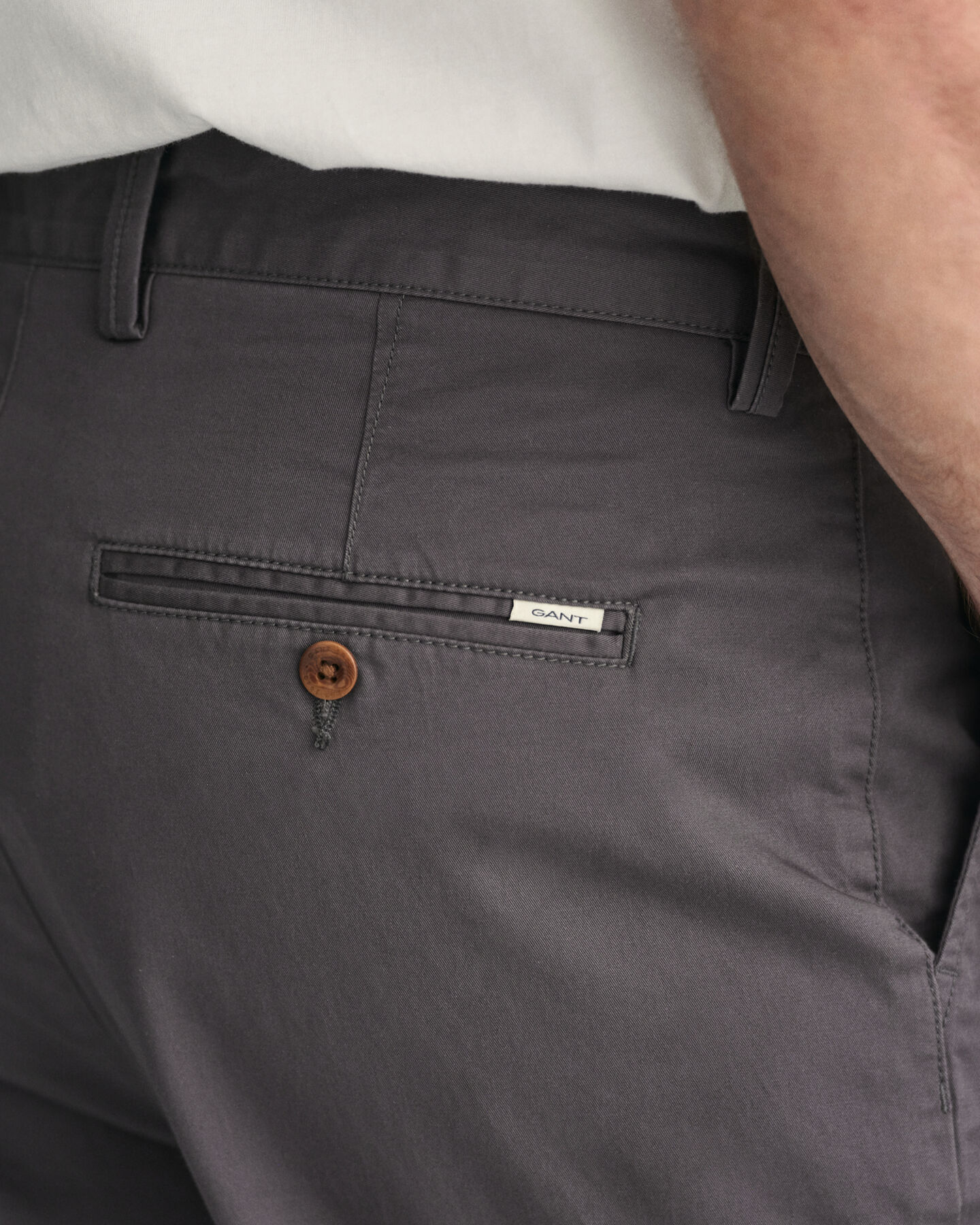 Pantaloni chino in twill stretti in fondo