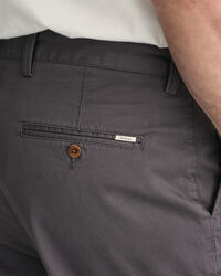 Pantaloni chino in twill stretti in fondo