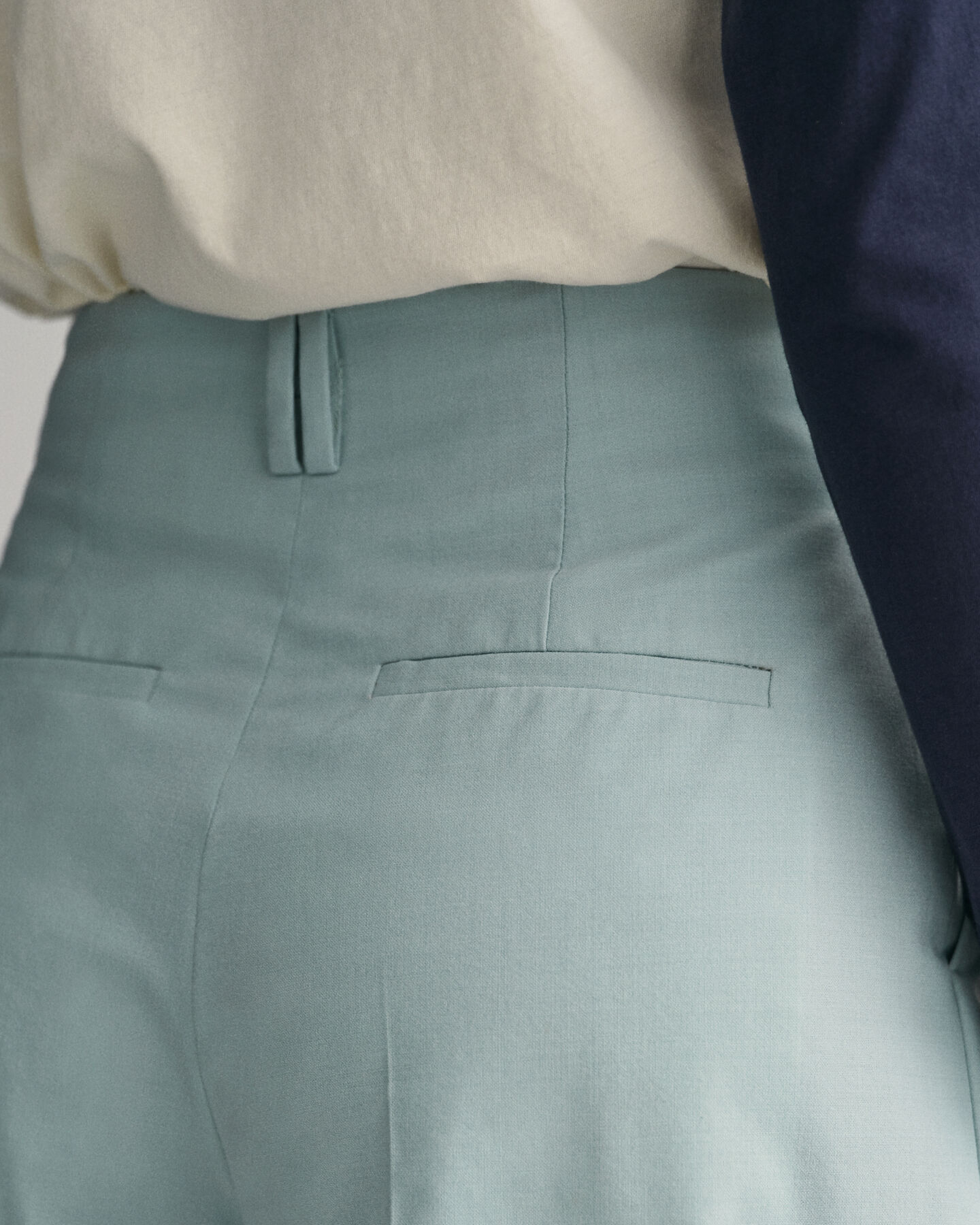 Pantaloni con piega e gamba larga con vita alta