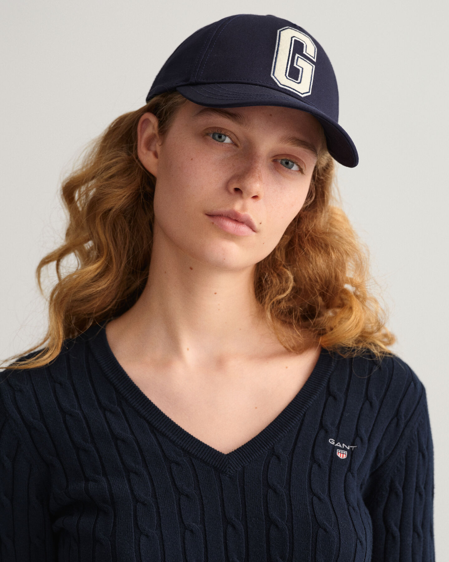 Maglia con scollo a V in cotone elasticizzato a trecce