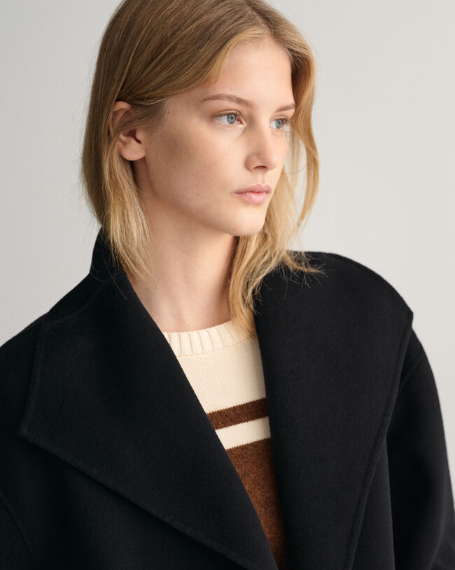 Cappotto con cintura e cuciture a mano