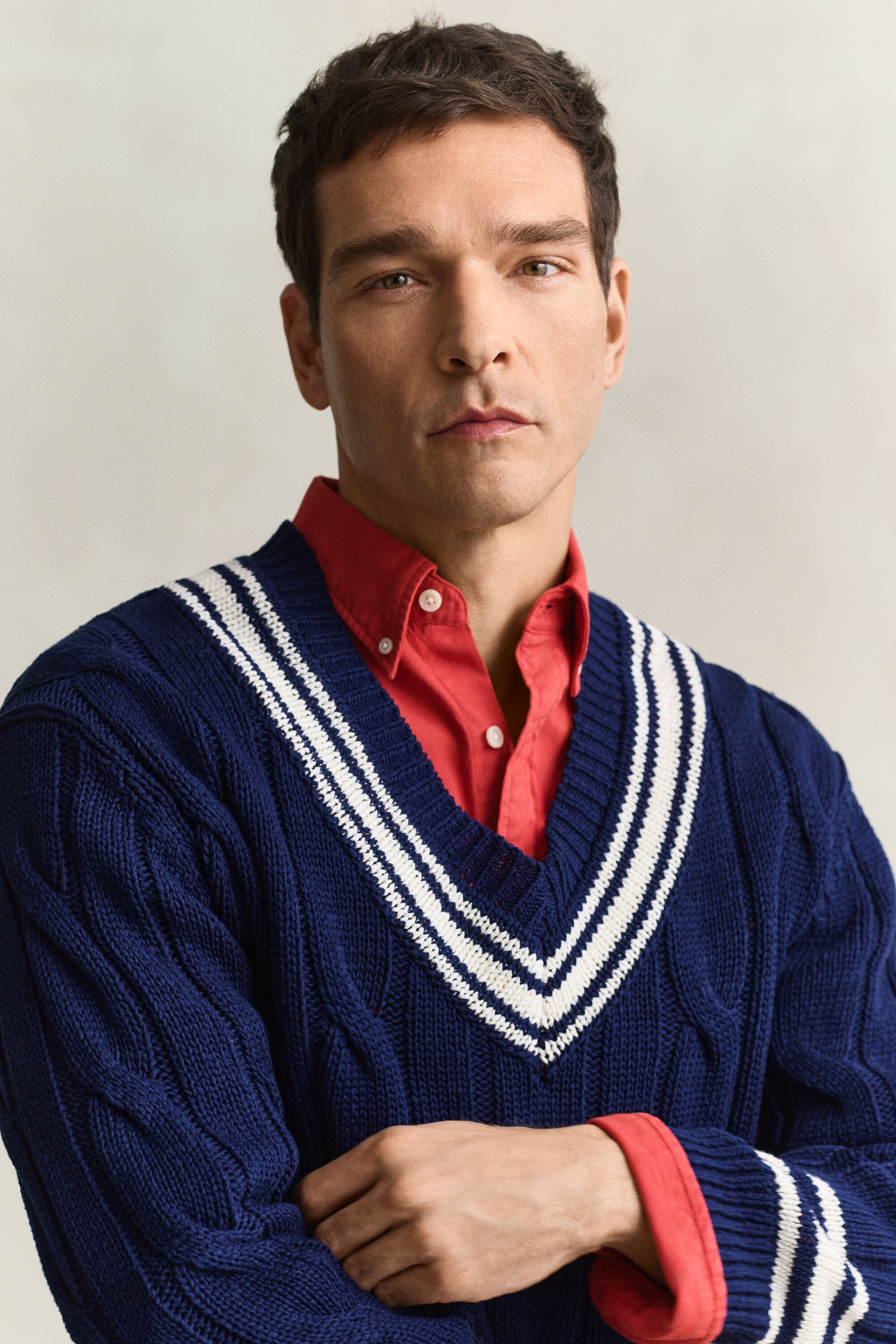 Maglia con scollo a V a trecce