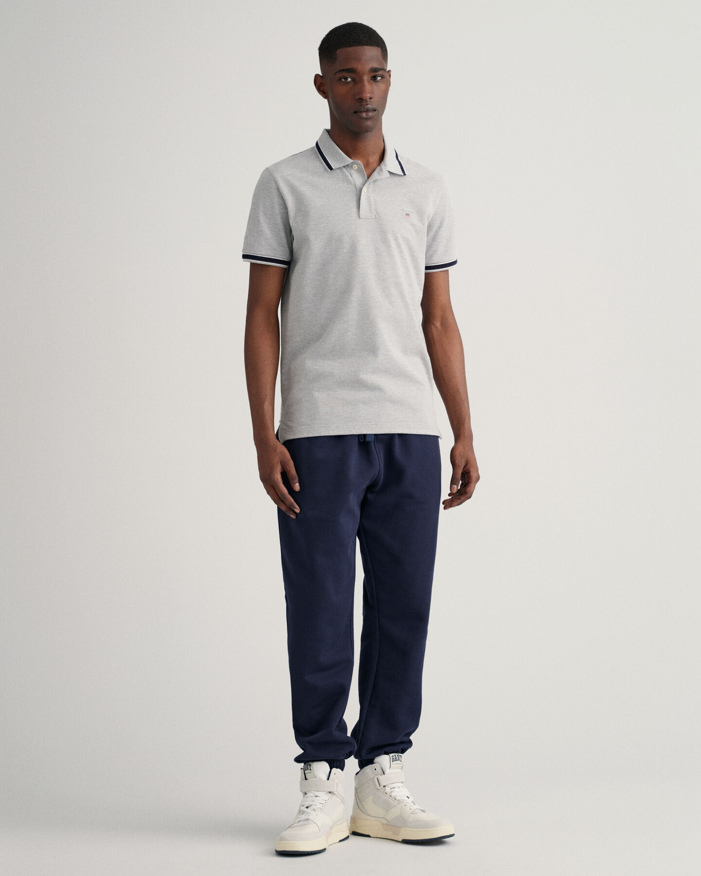 Polo in piqu&eacute; con bordino a spina di pesce