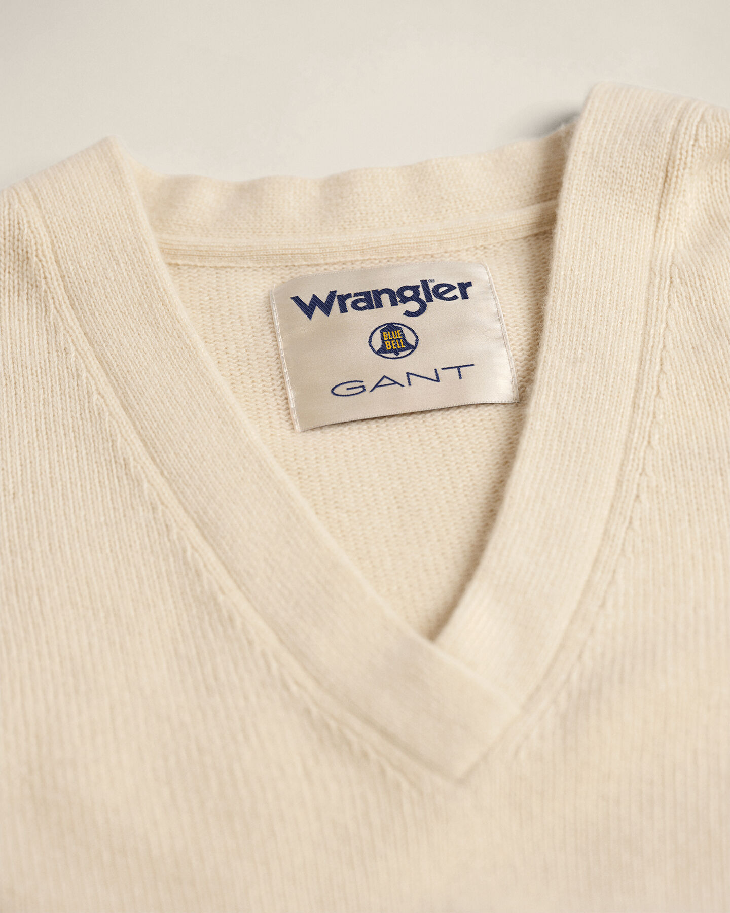 Maglia Wrangler x GANT Varsity in misto cashmere con scollo a V
