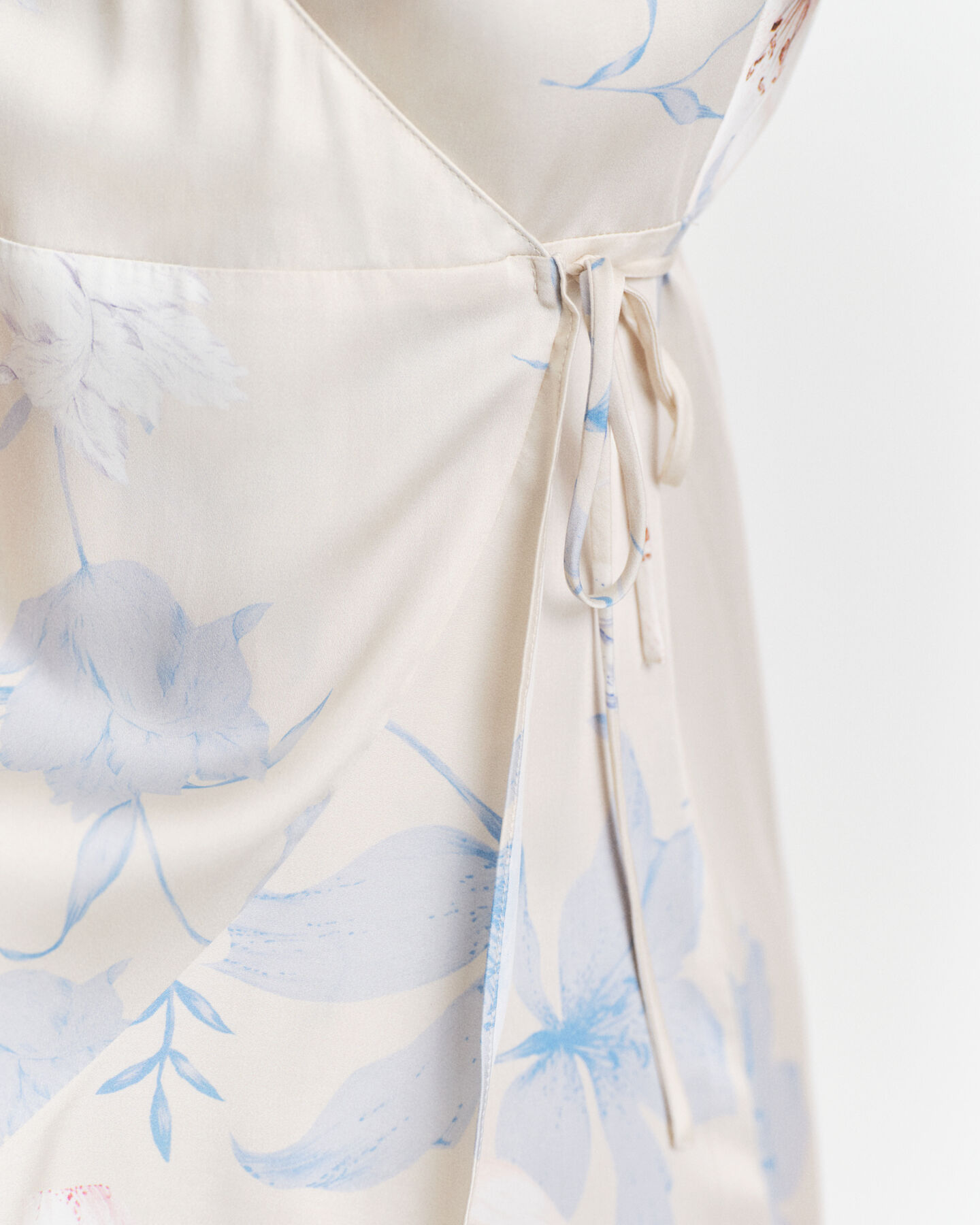 Abito a portafoglio maniche corte con volant e stampa floreale