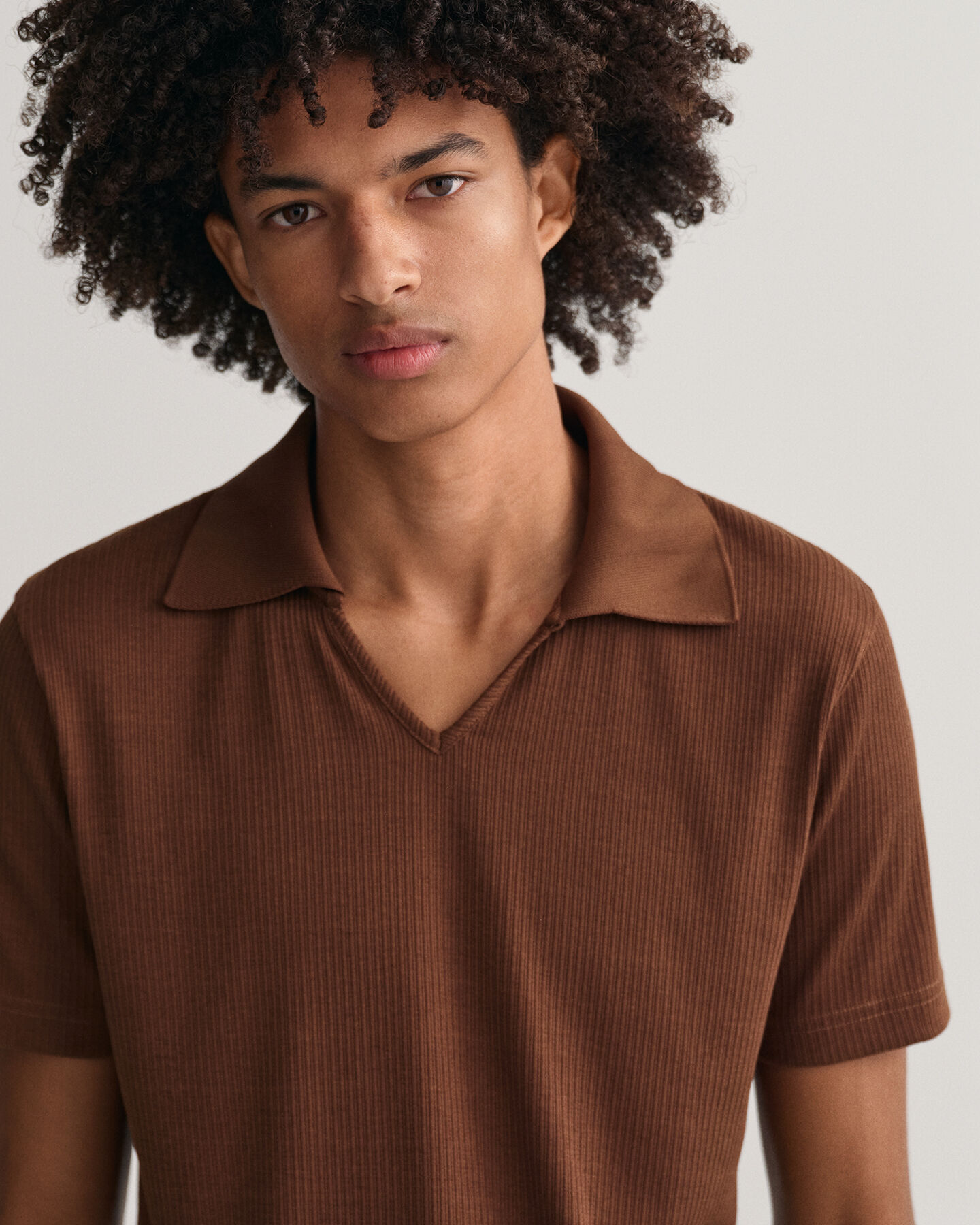 Polo in piqu&eacute; ispirata agli anni &lsquo;70