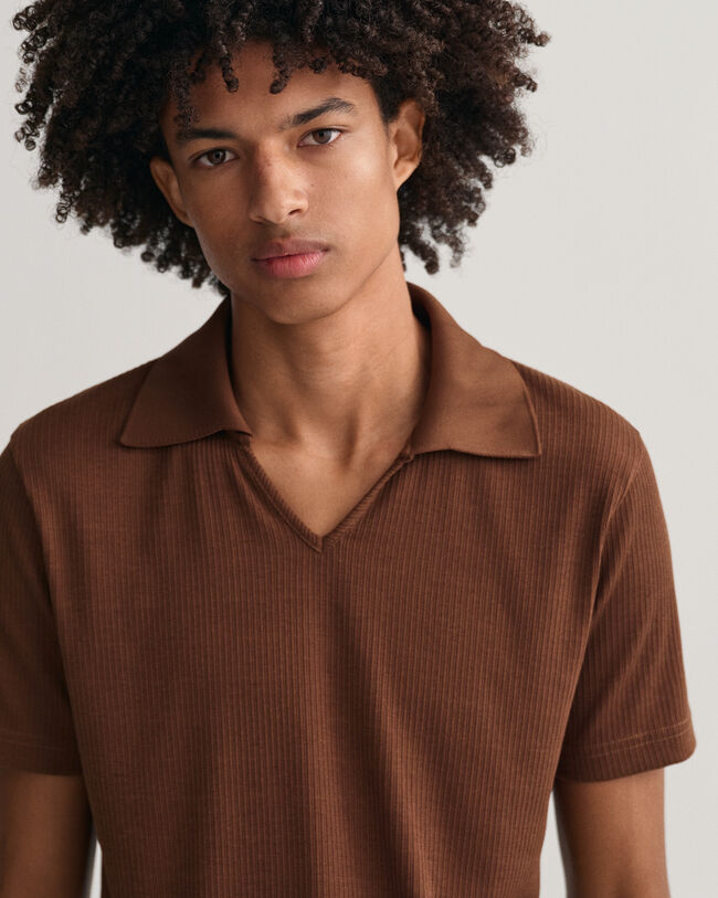 Polo in piqu&eacute; ispirata agli anni &lsquo;70