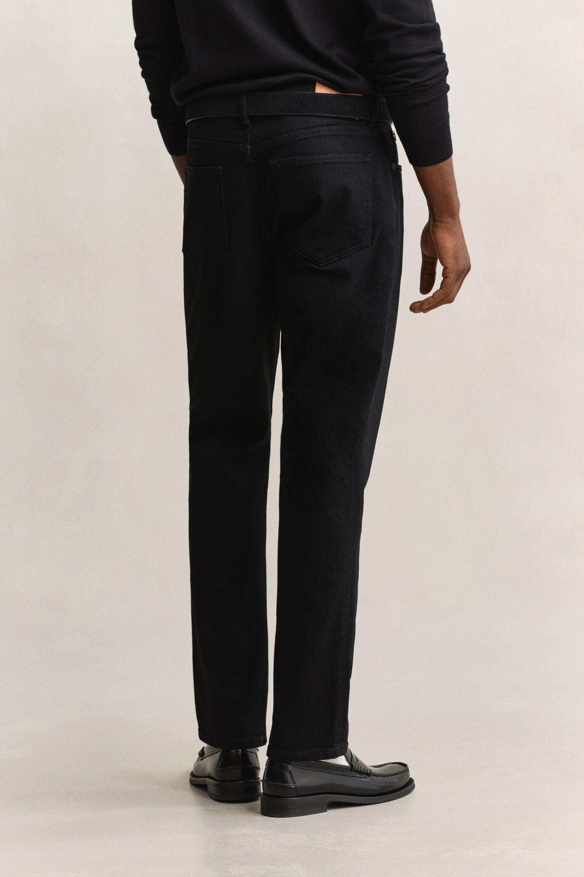 Jeans regular fit con lavaggio uniforme
