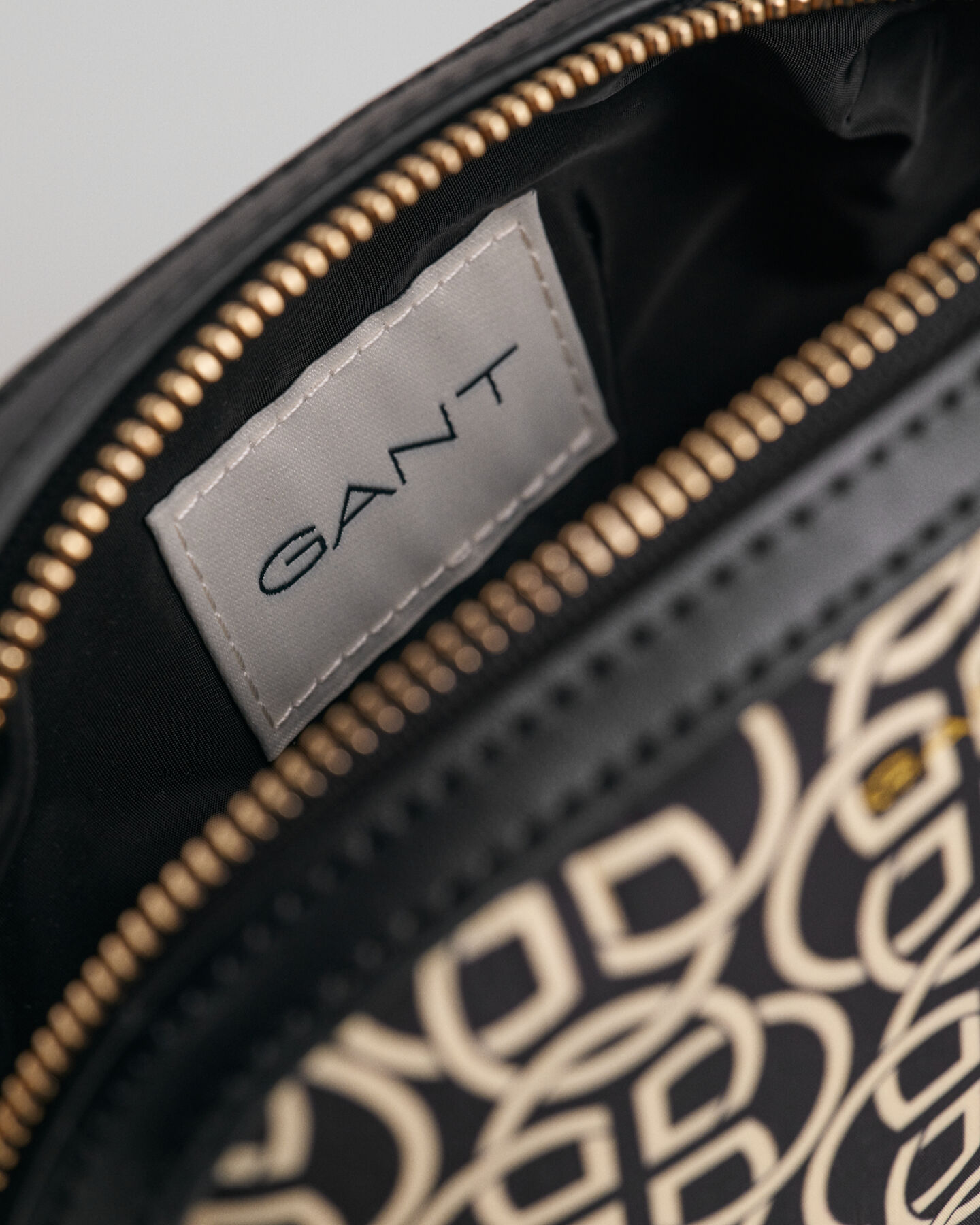 Trousse in pelle con motivo G