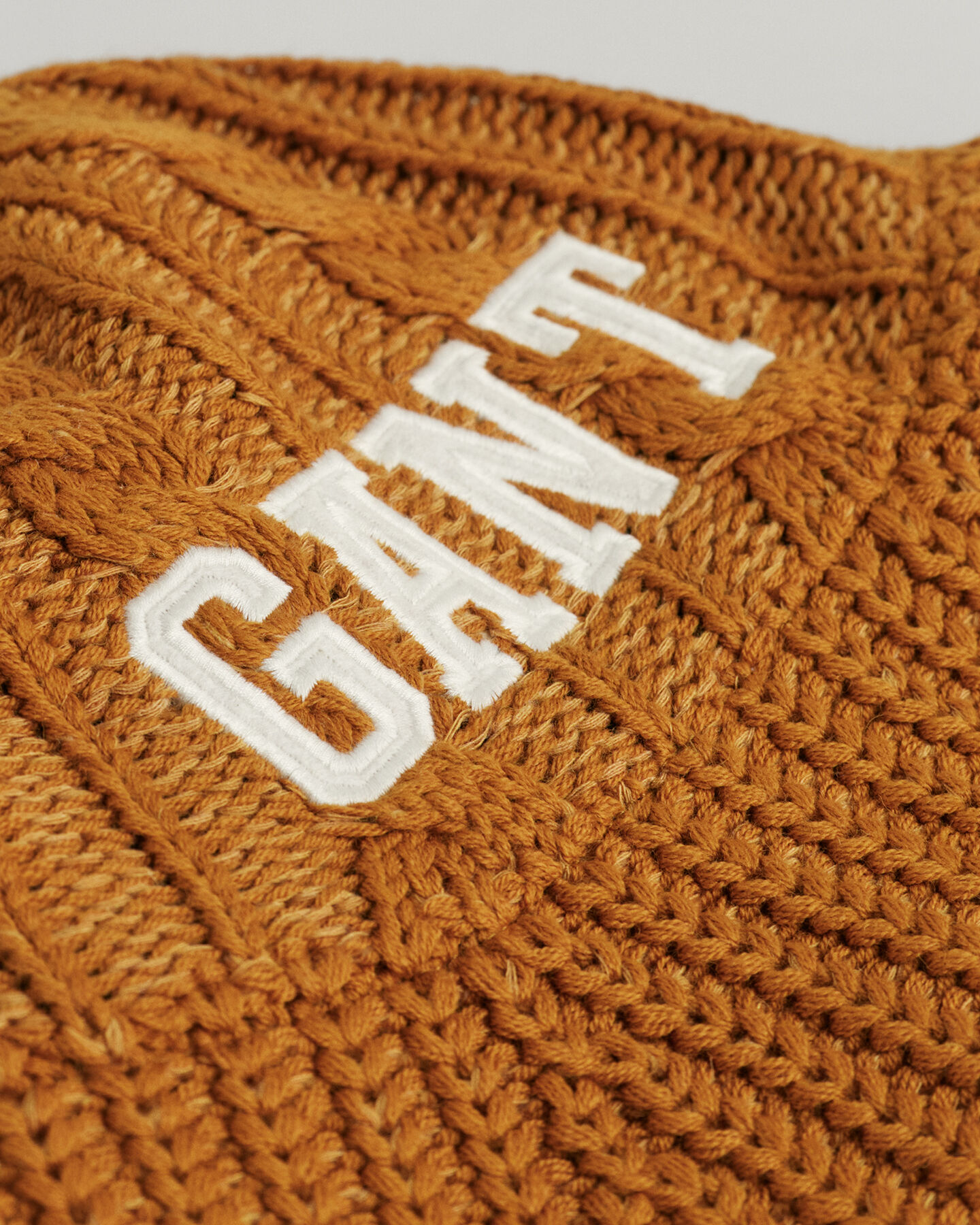 Cappello a campana lavorato a maglia