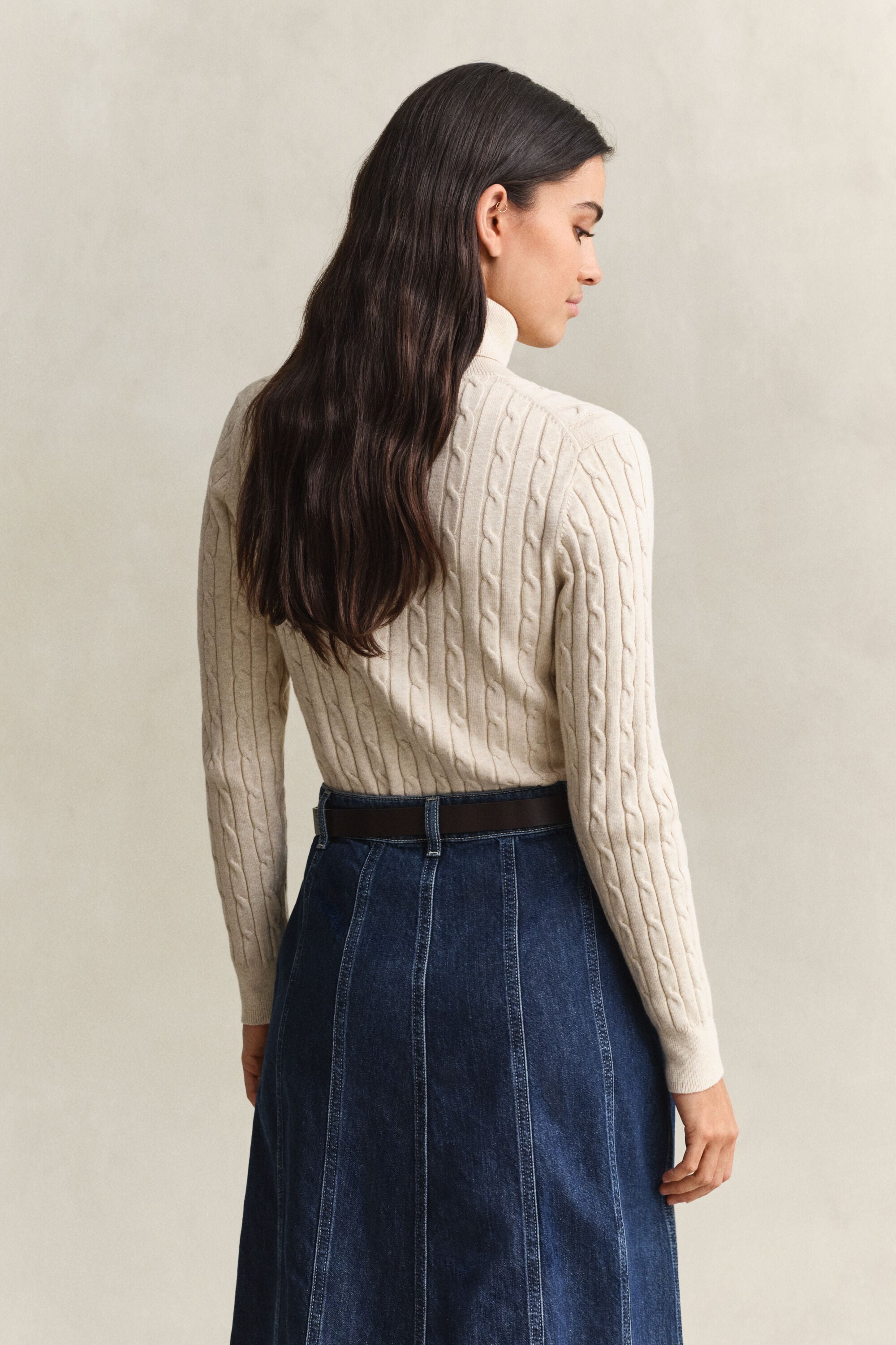 Maglia a collo alto in cotone elasticizzato a trecce