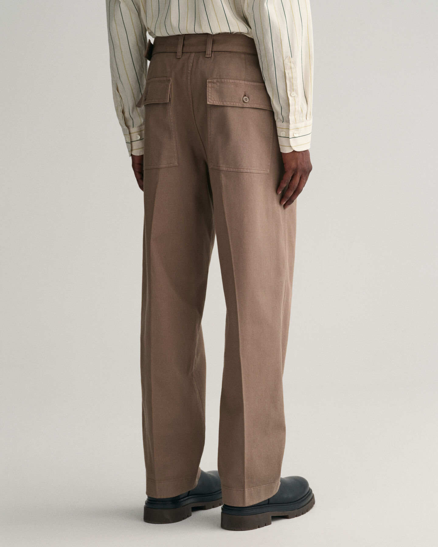 Pantaloni chino con piega e cintura