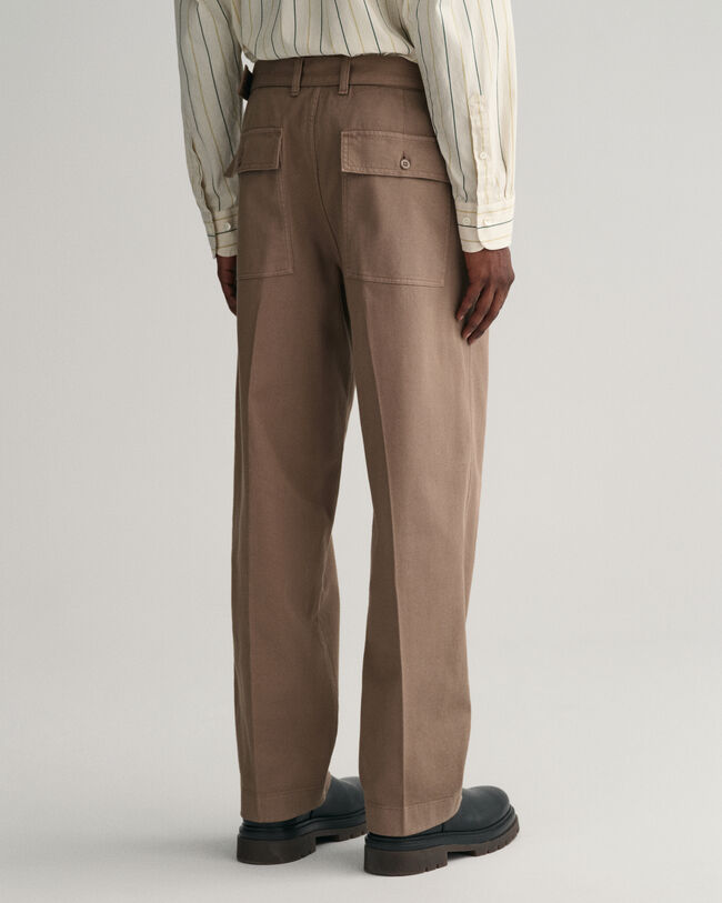 Pantaloni chino con piega e cintura