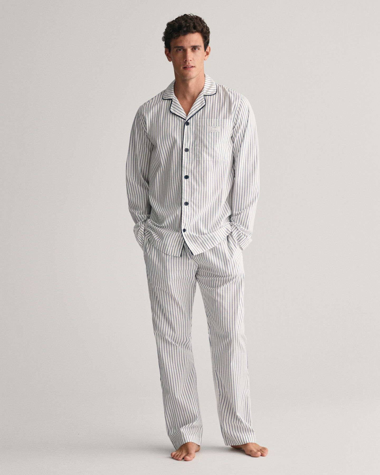 Confezione regalo con pigiama a righe, pantaloni e camicia